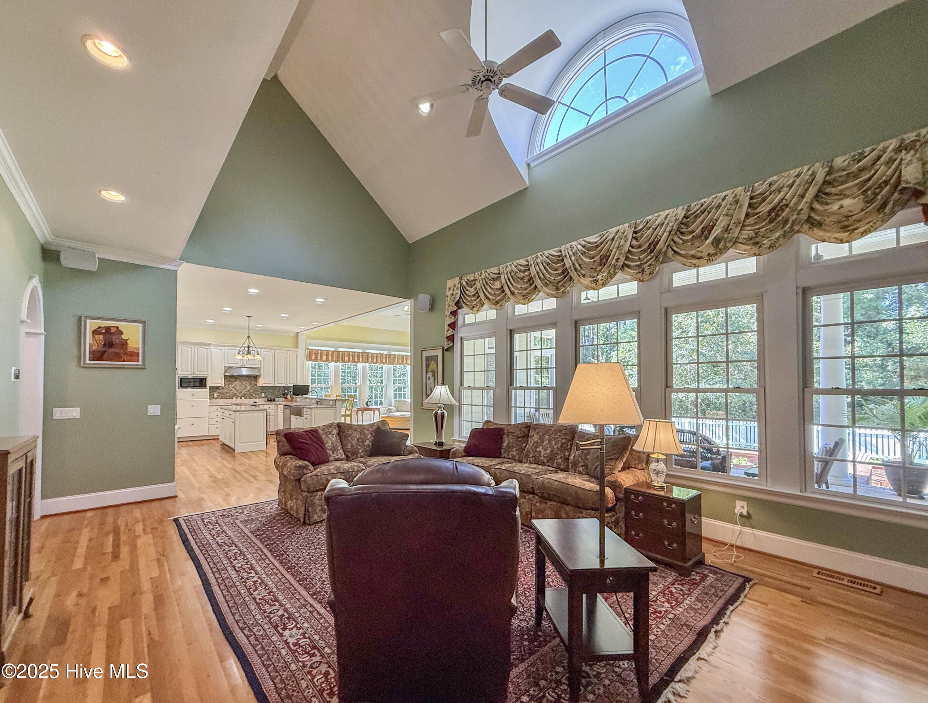 100561292 | Photo 33