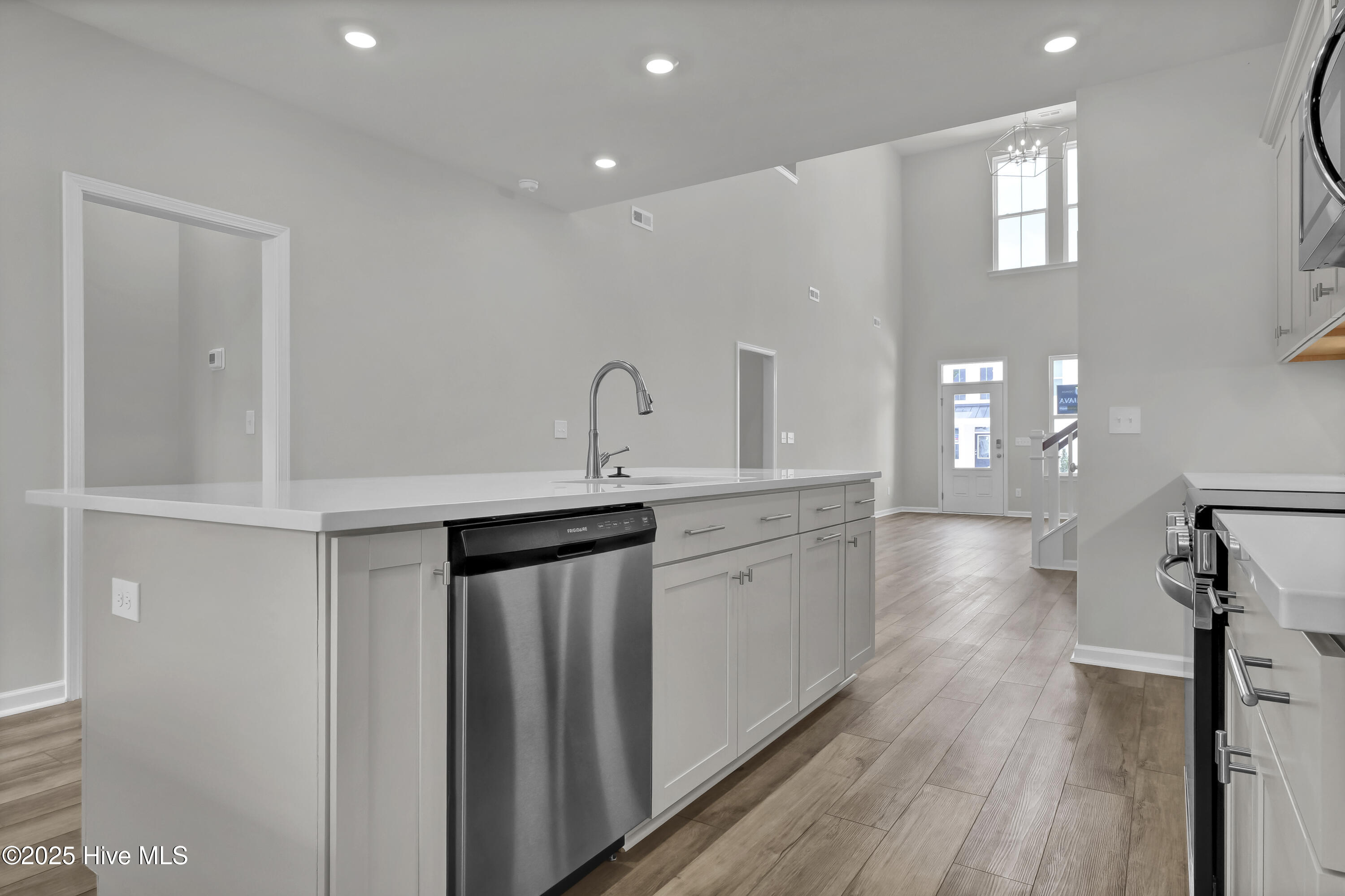 100490370 | Photo 11