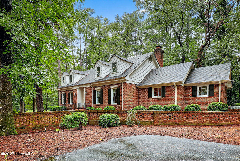 Homes for sale in Clinton, NC | 102 Cedar Ln, Clinton, NC 28328 | MLS# 100523756