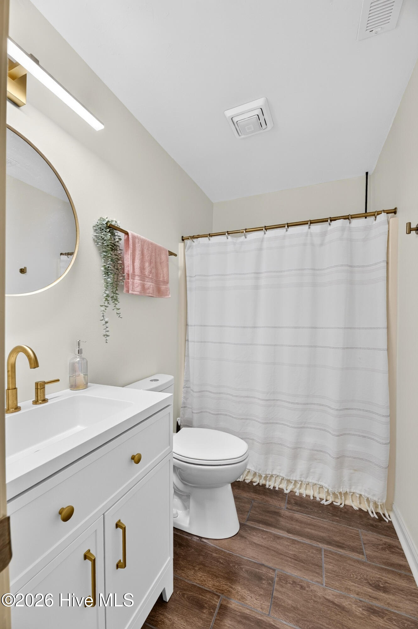 Bathroom 2 enjoys refreshed updates