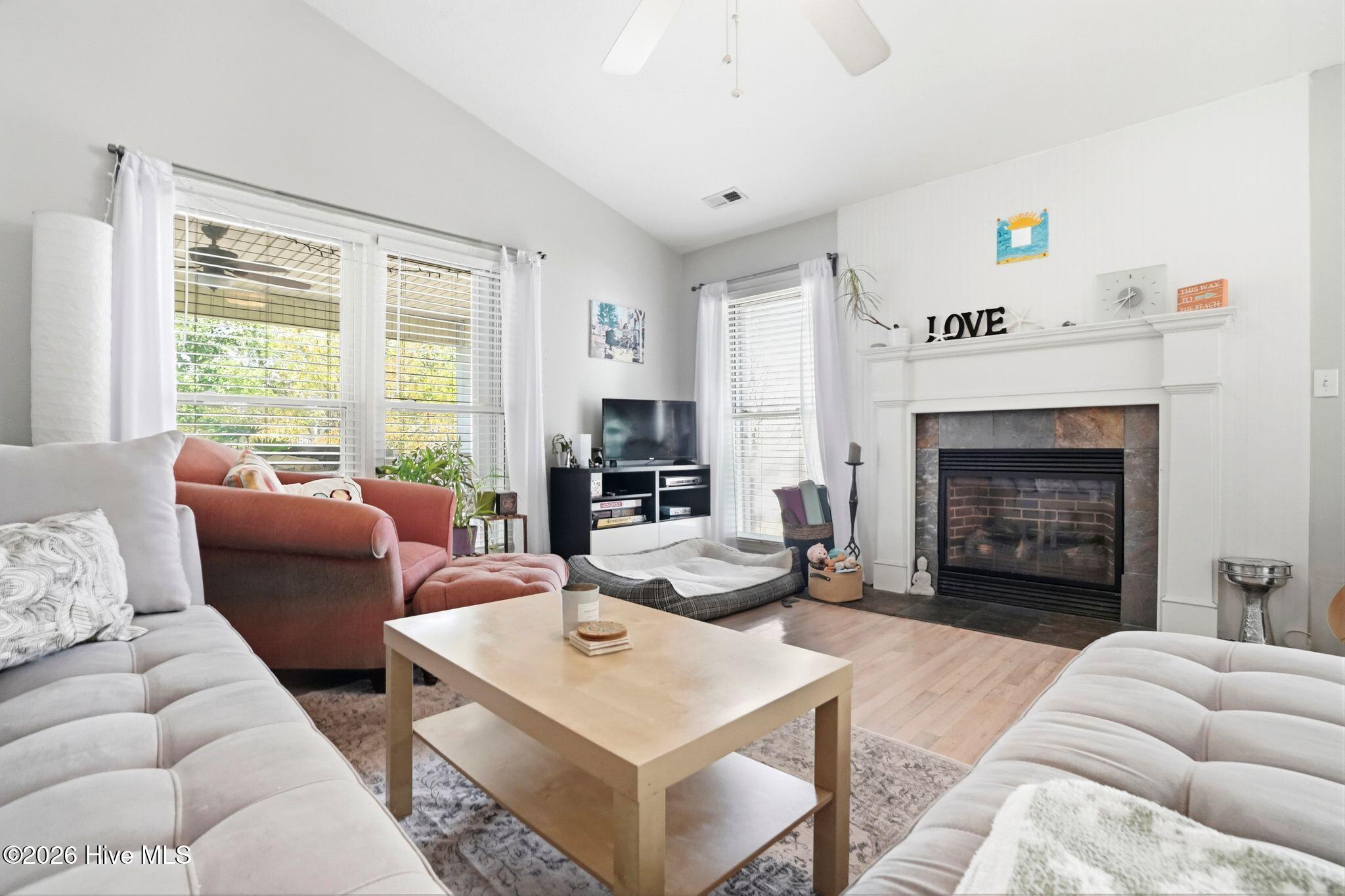 100566734 | Photo 11