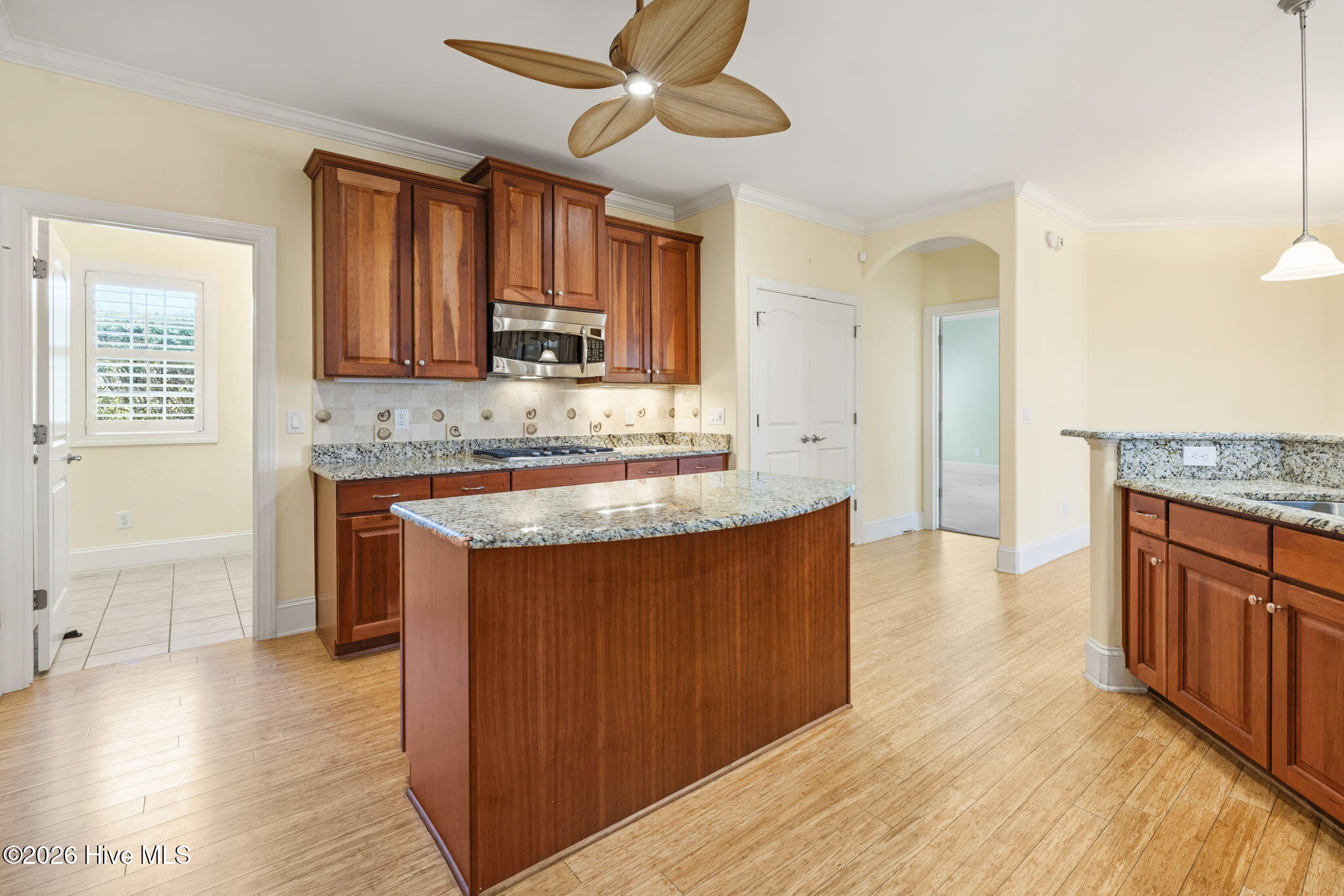 100568183 | Photo 16