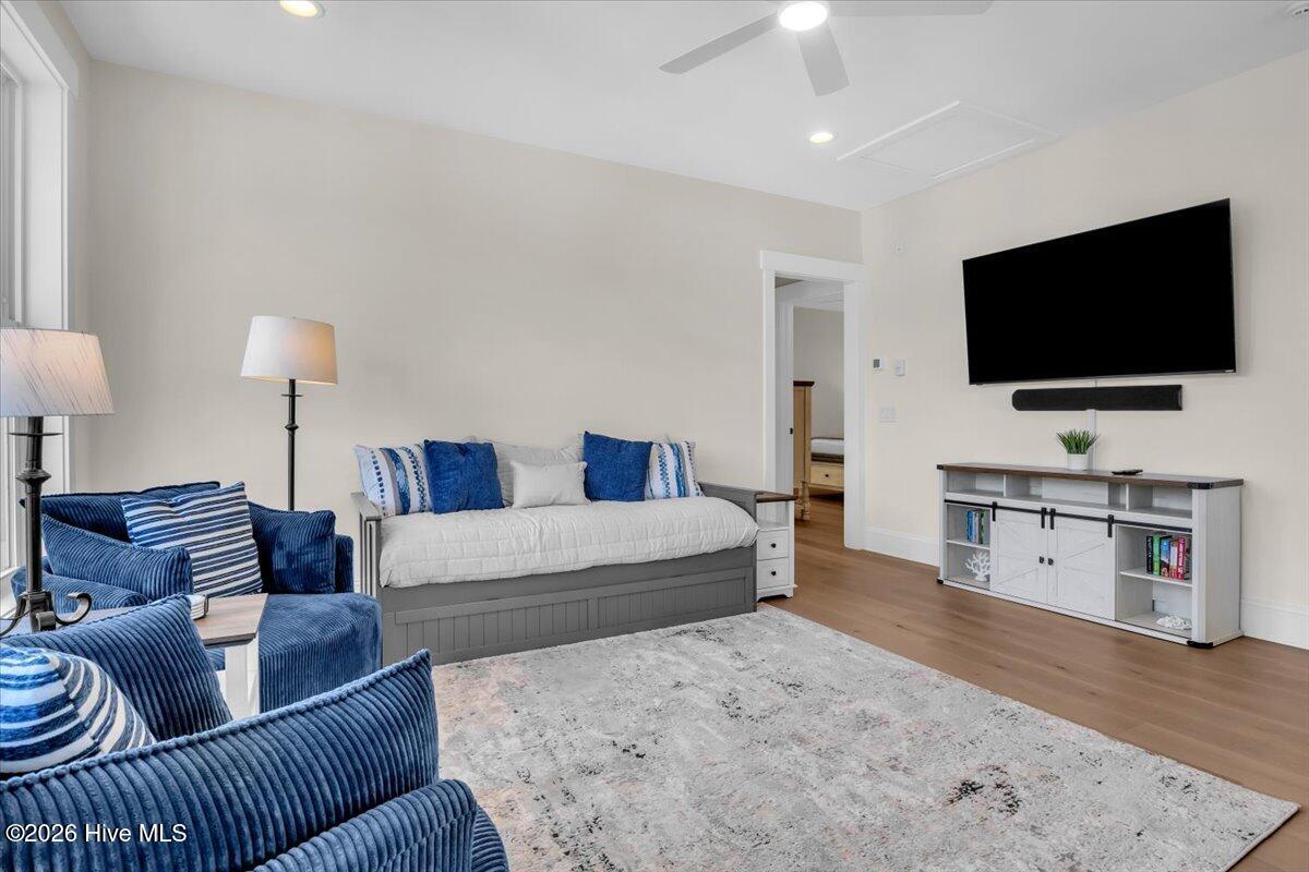 100563677 | Photo 37