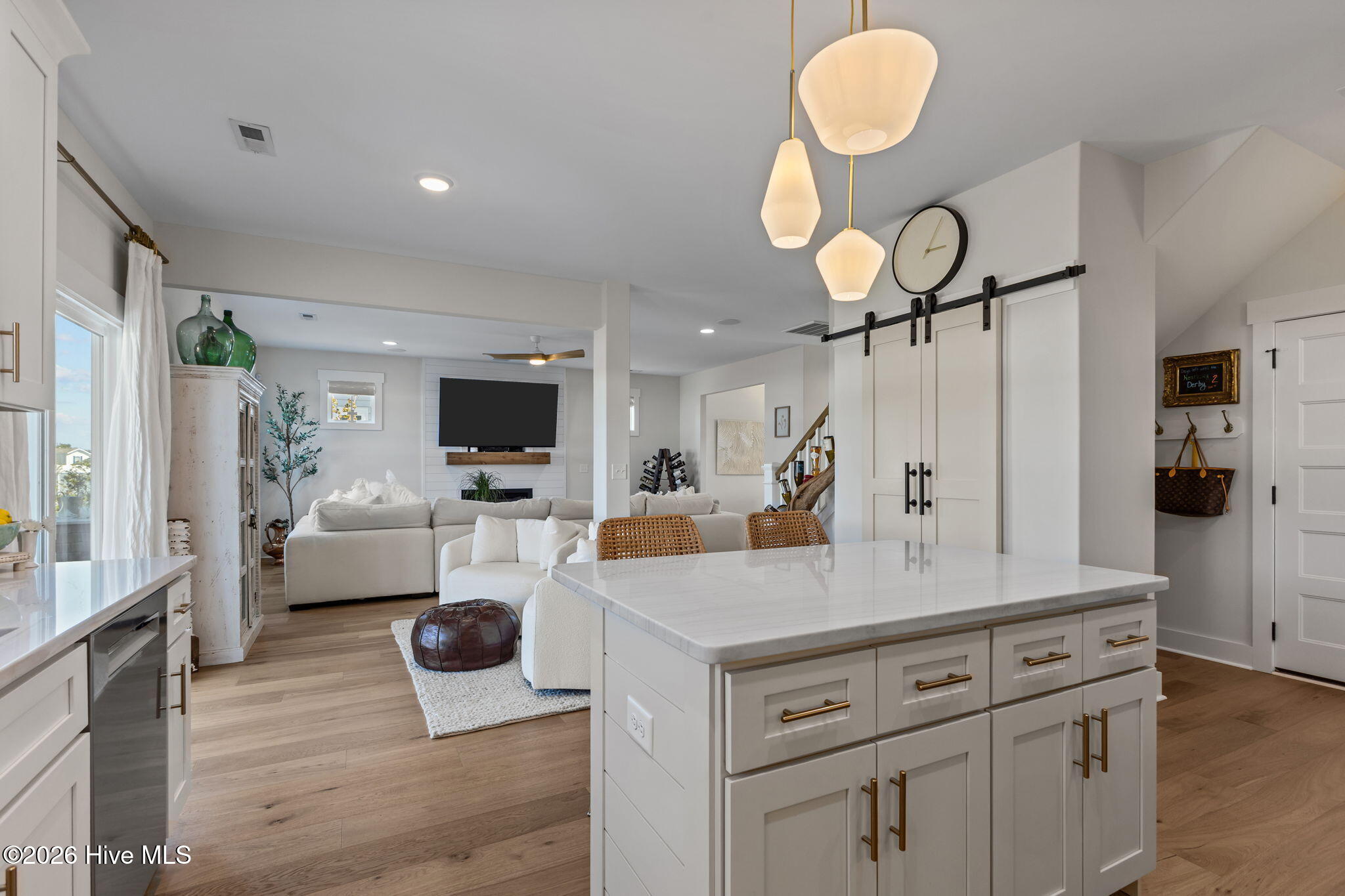 100569687 | Photo 14