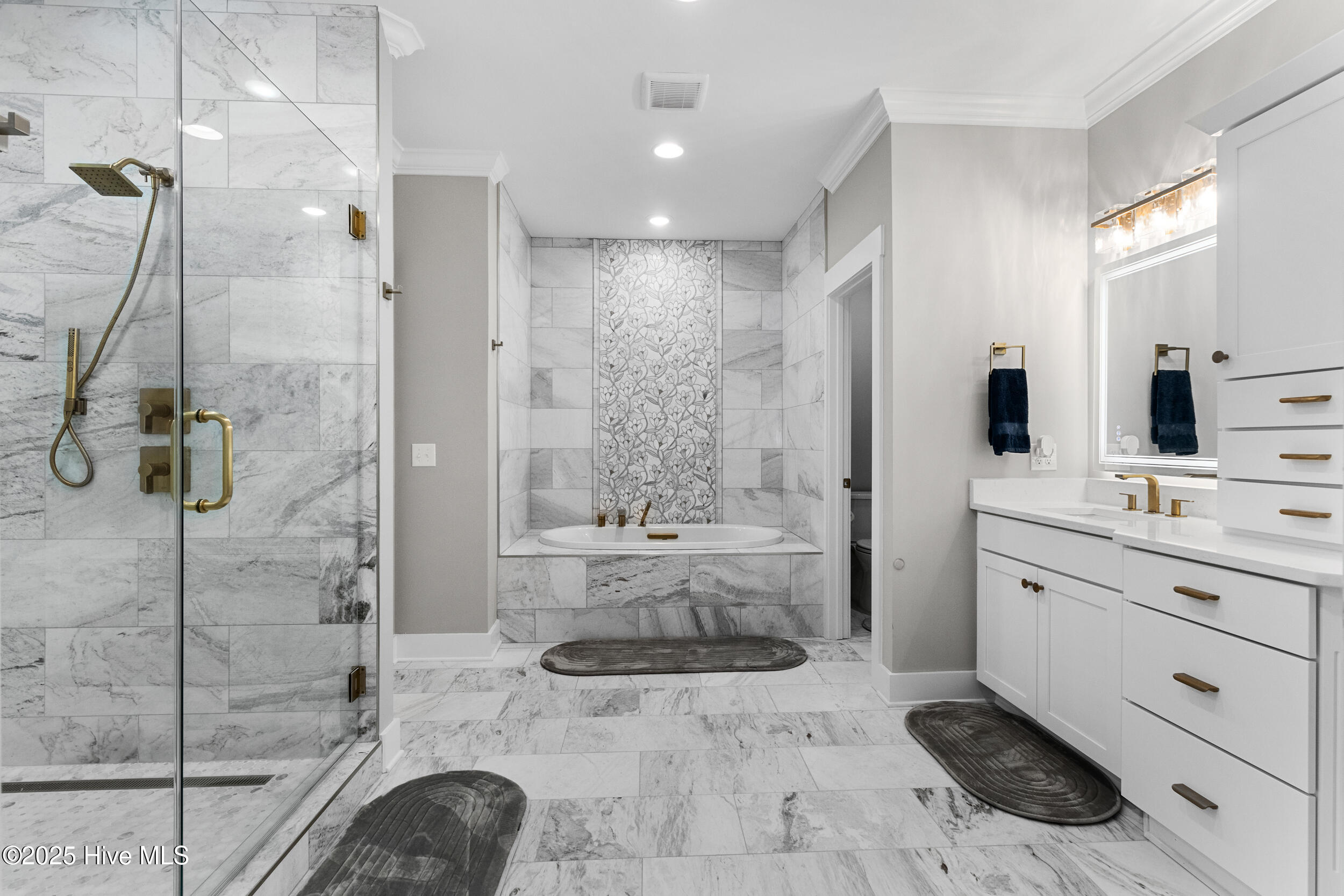 100561677 | Photo 32