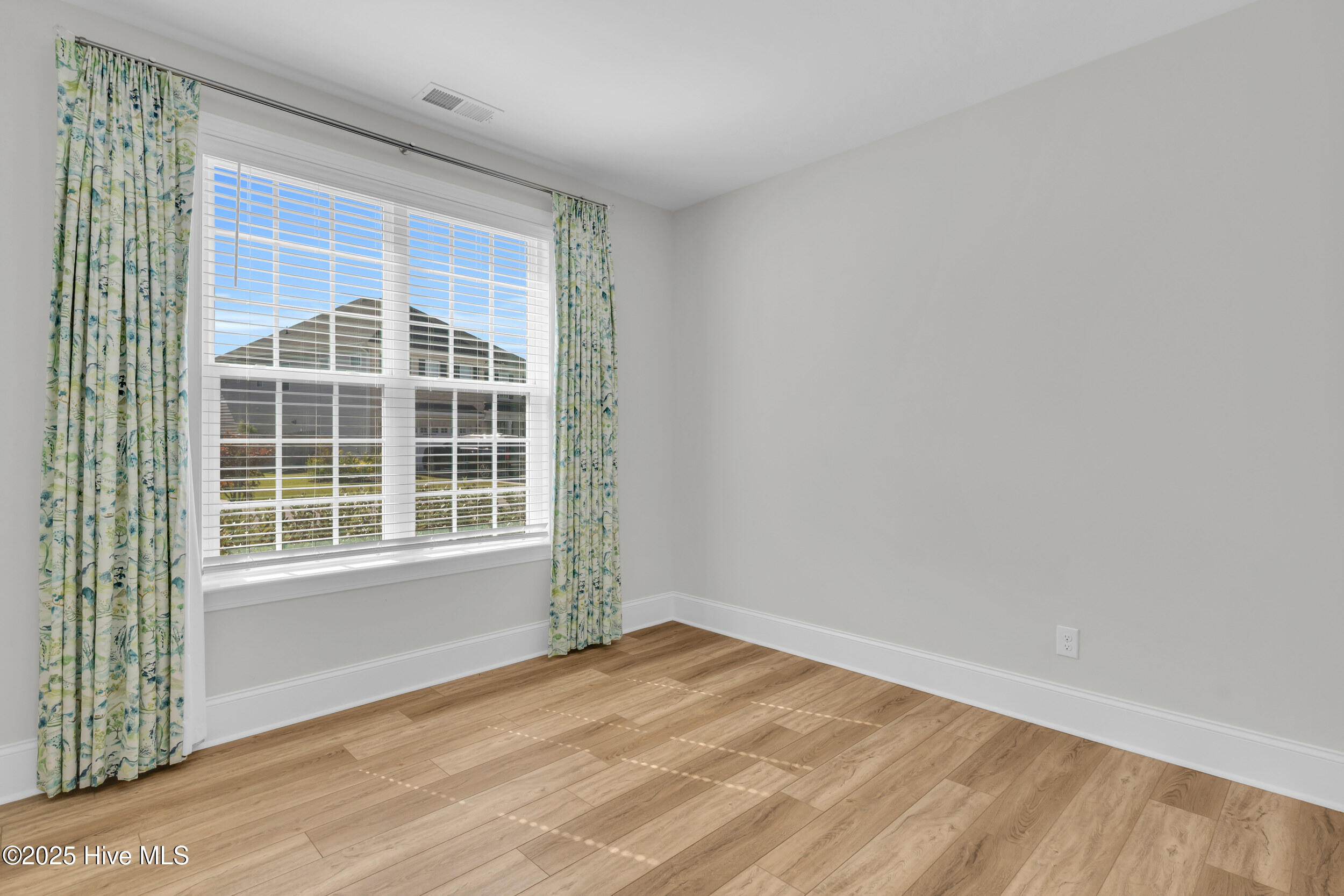 100532615 | Photo 26