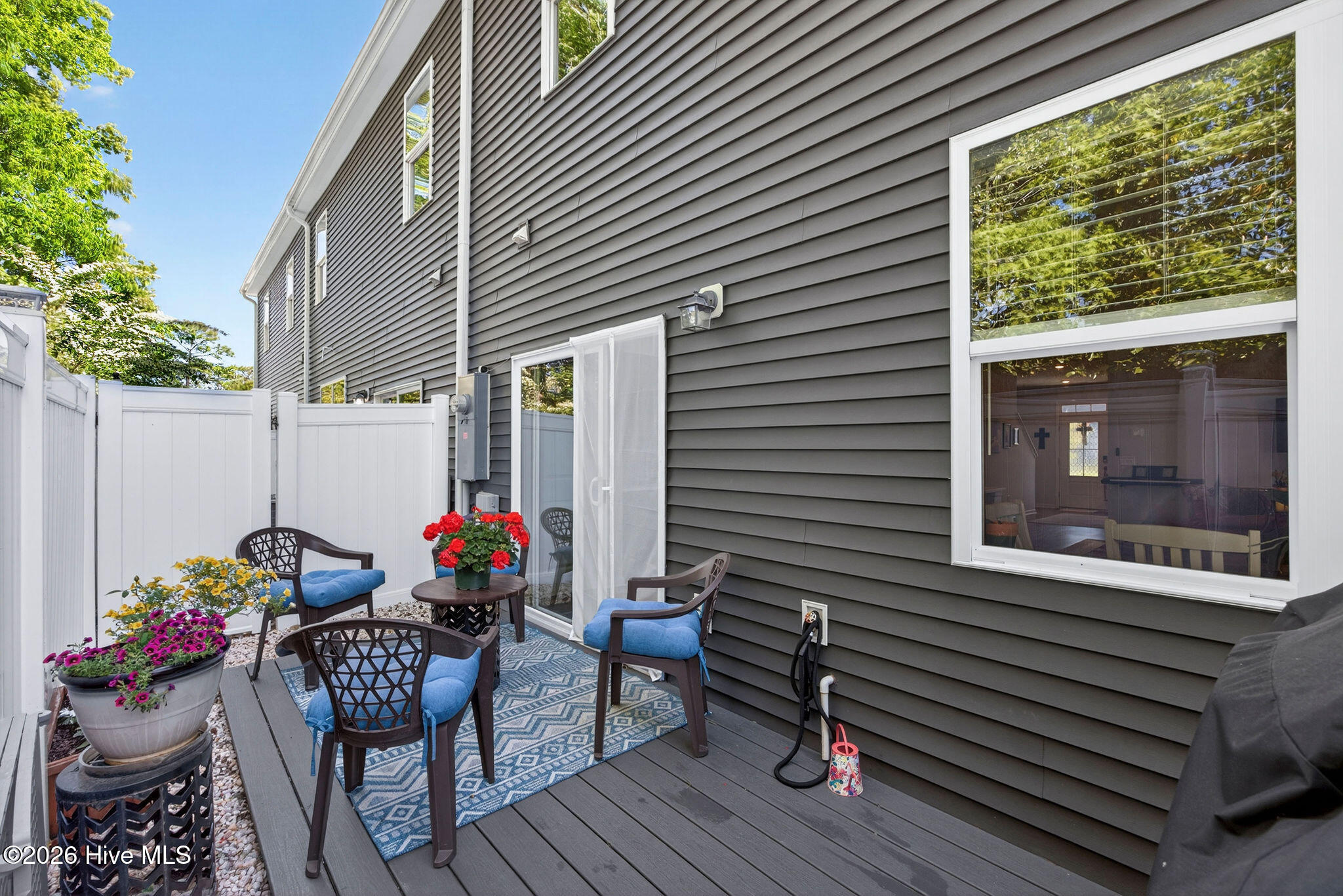 100570180 | Photo 40