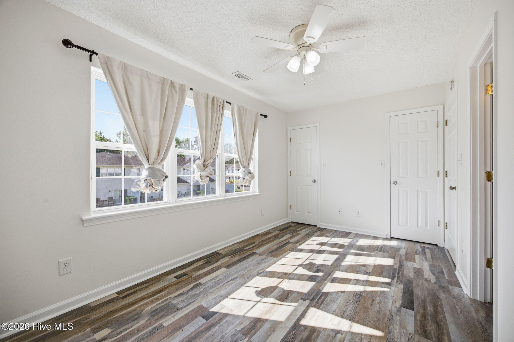 100568070 | Photo 14