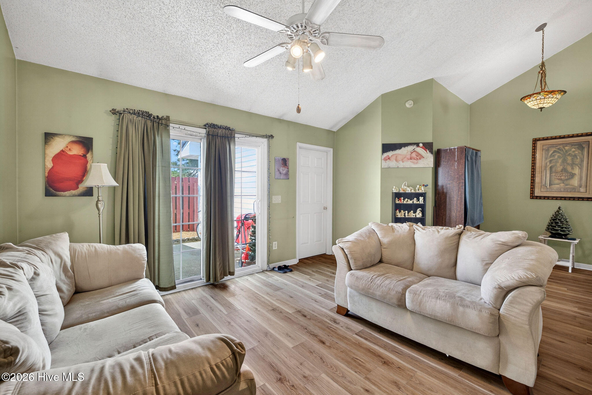 100568008 | Photo 18