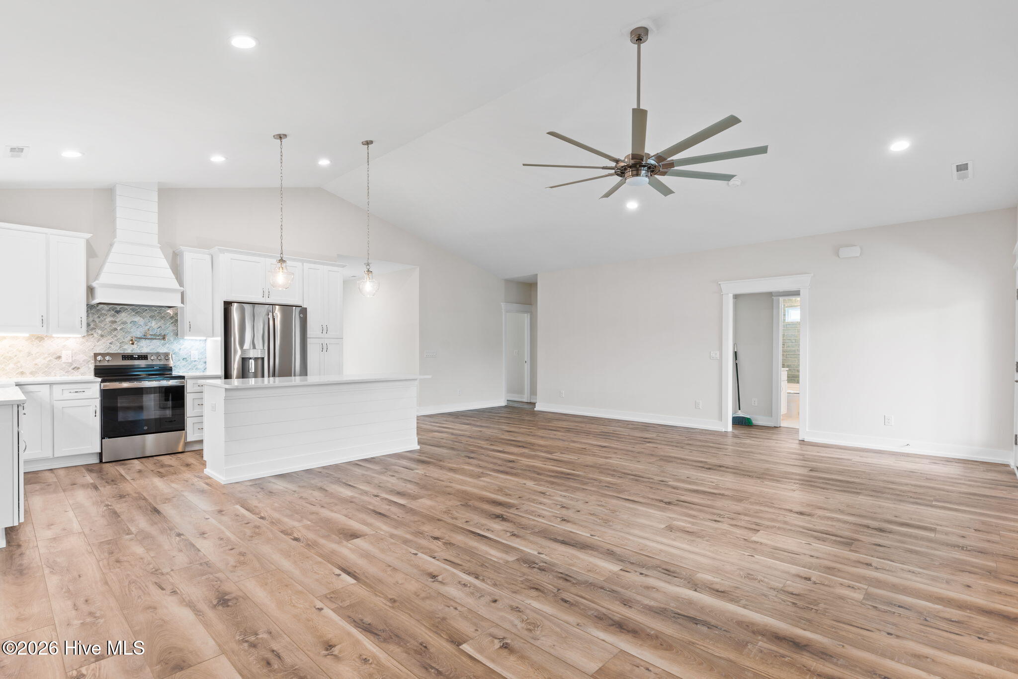 100558448 | Photo 13