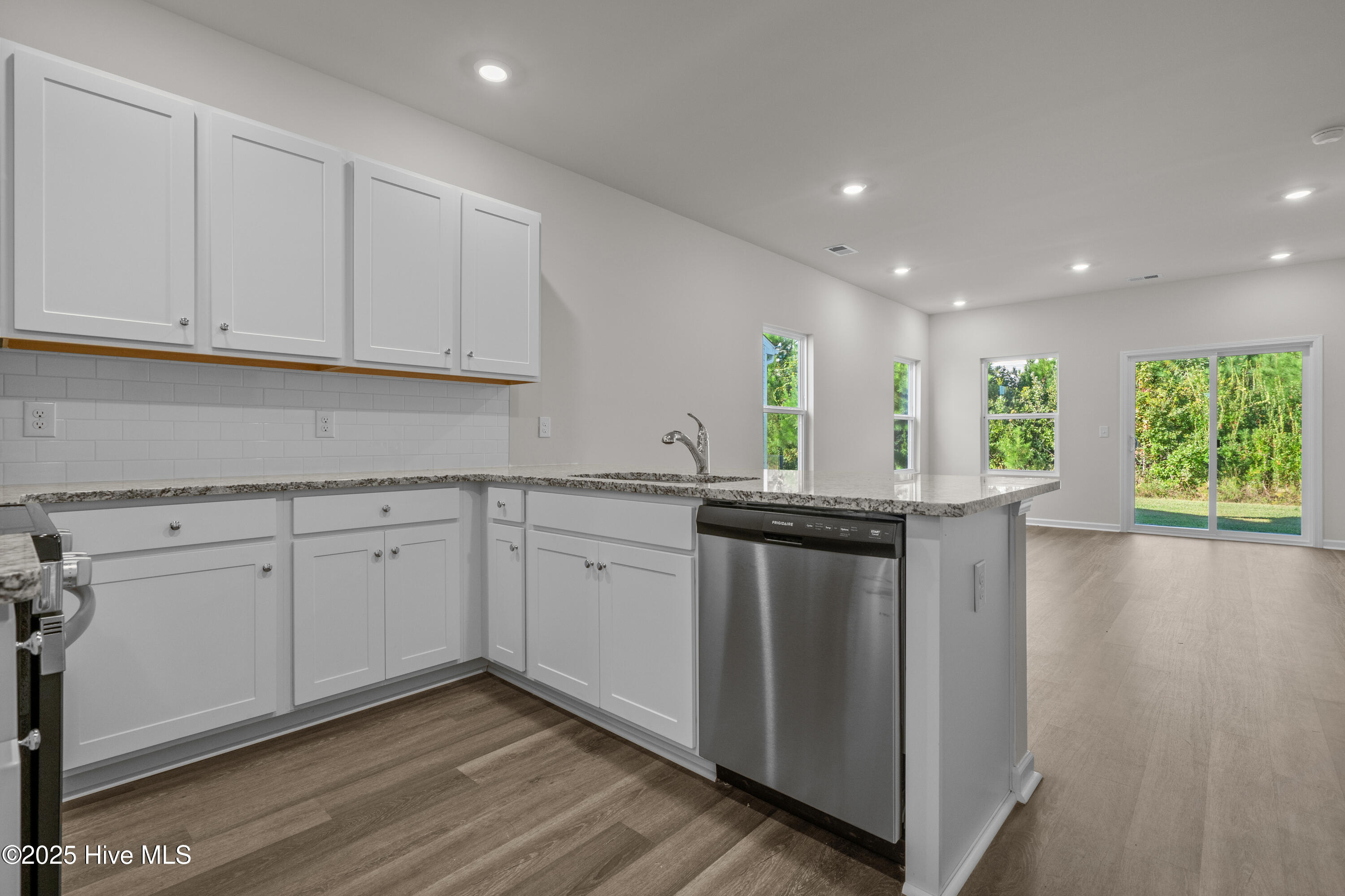 100536973 | Photo 15