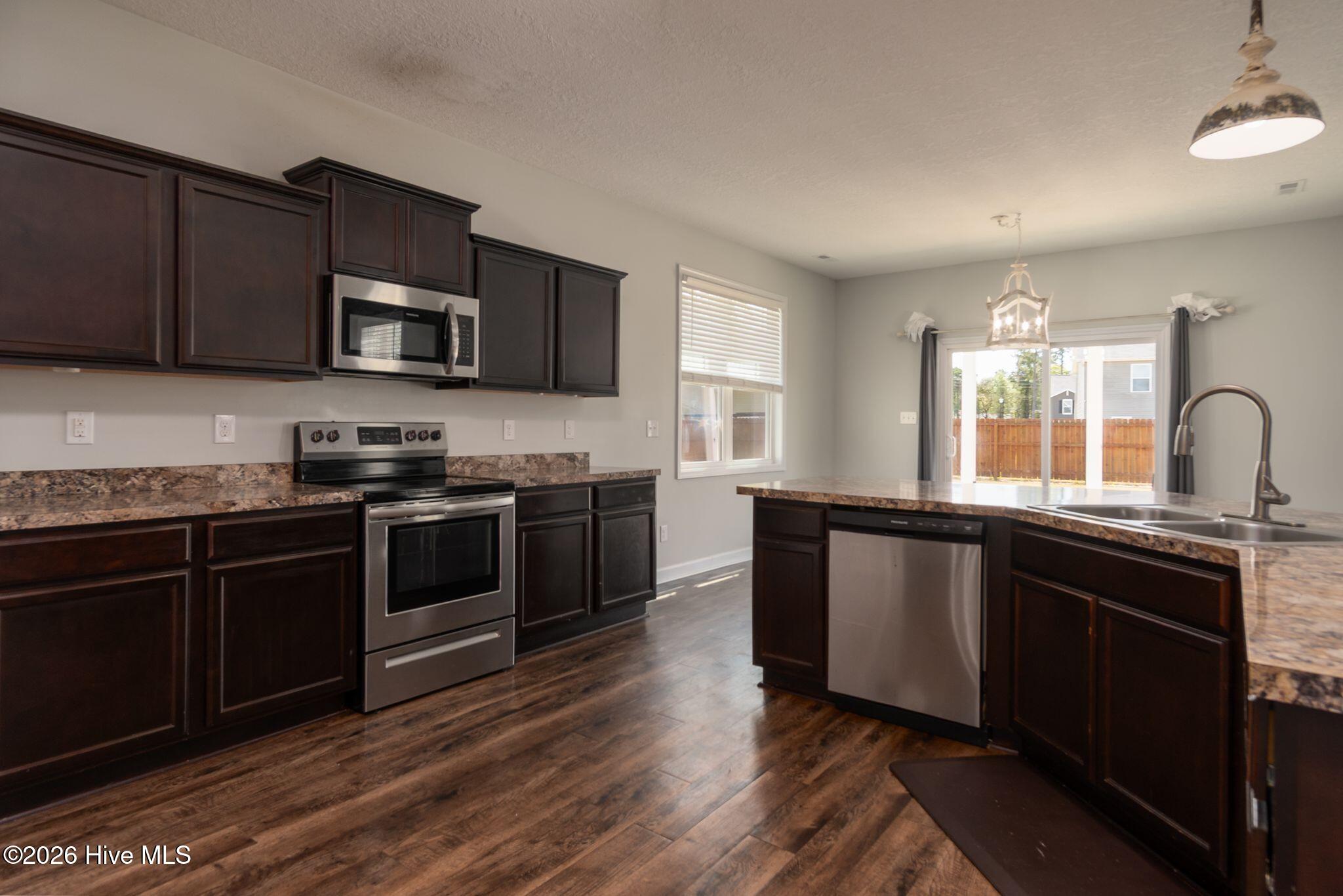 100566459 | Photo 24