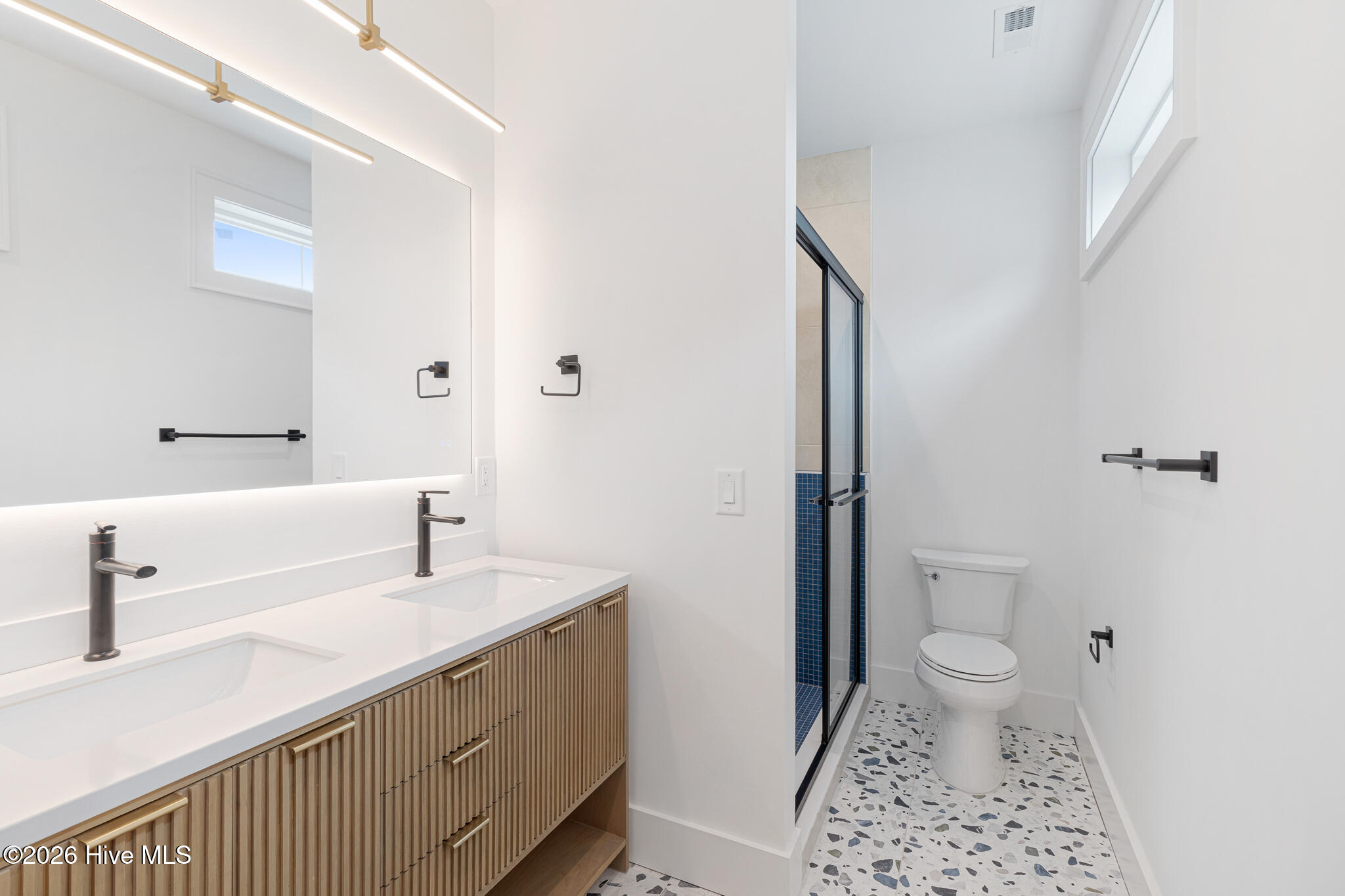 100556926 | Photo 35