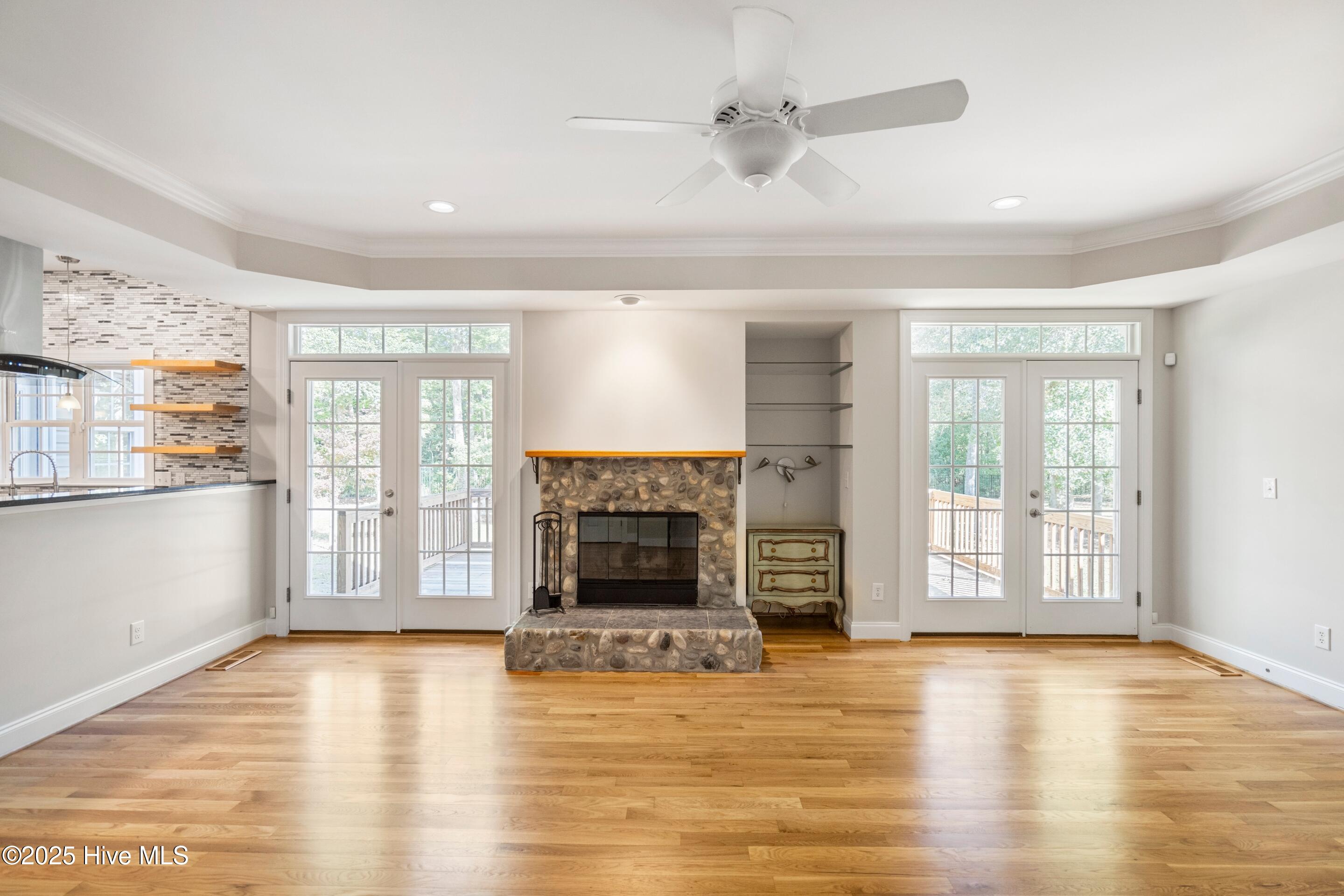 100537413 | Photo 14