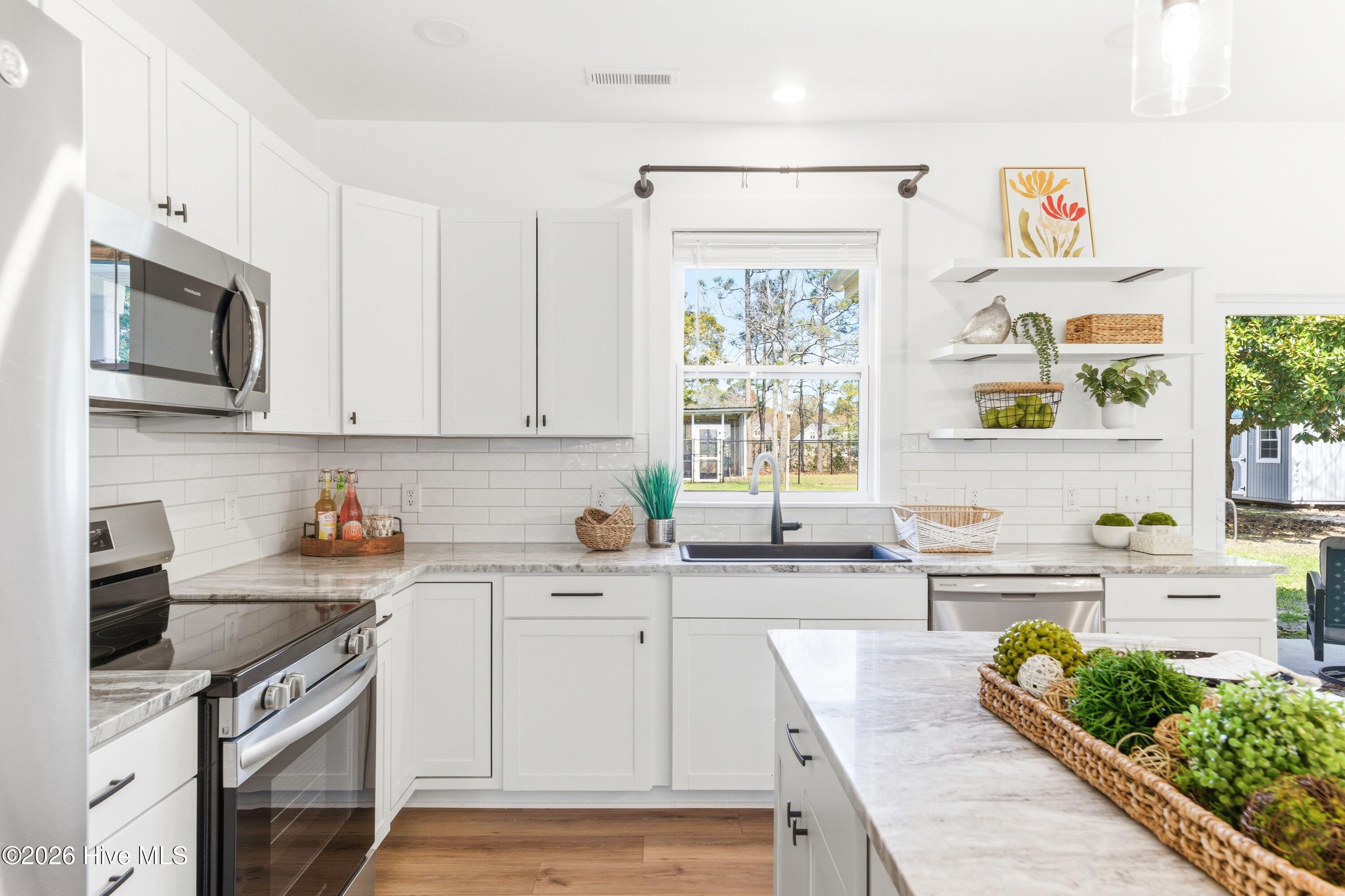 100561683 | Photo 12