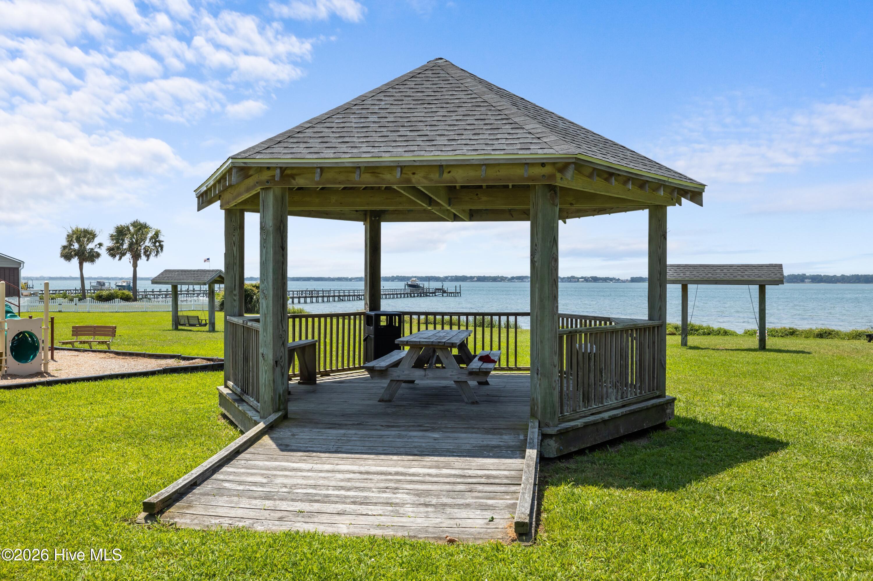 102 Oleander Court,Morehead City