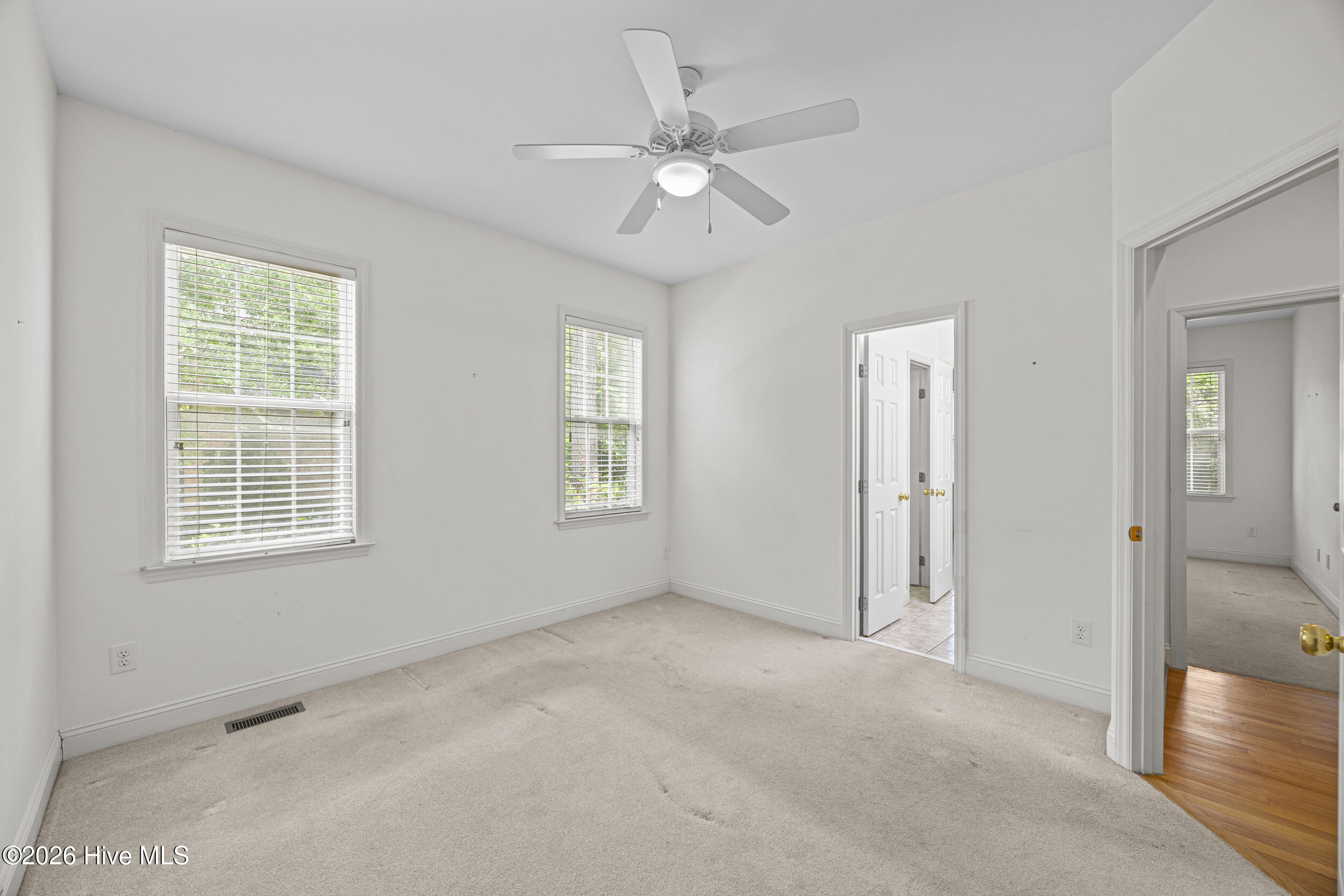 100569840 | Photo 32