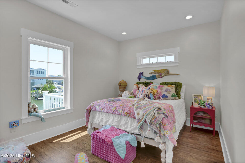 100509330 | Photo 22