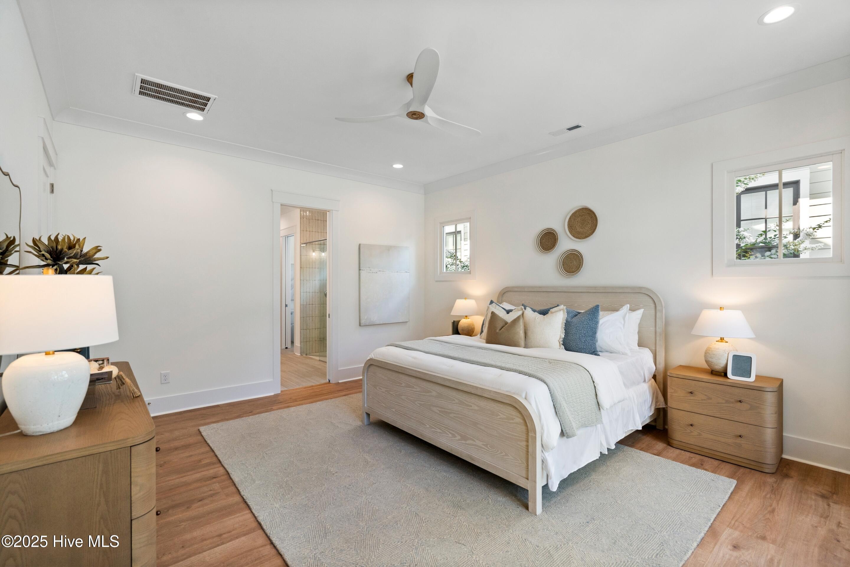 100542273 | Photo 43