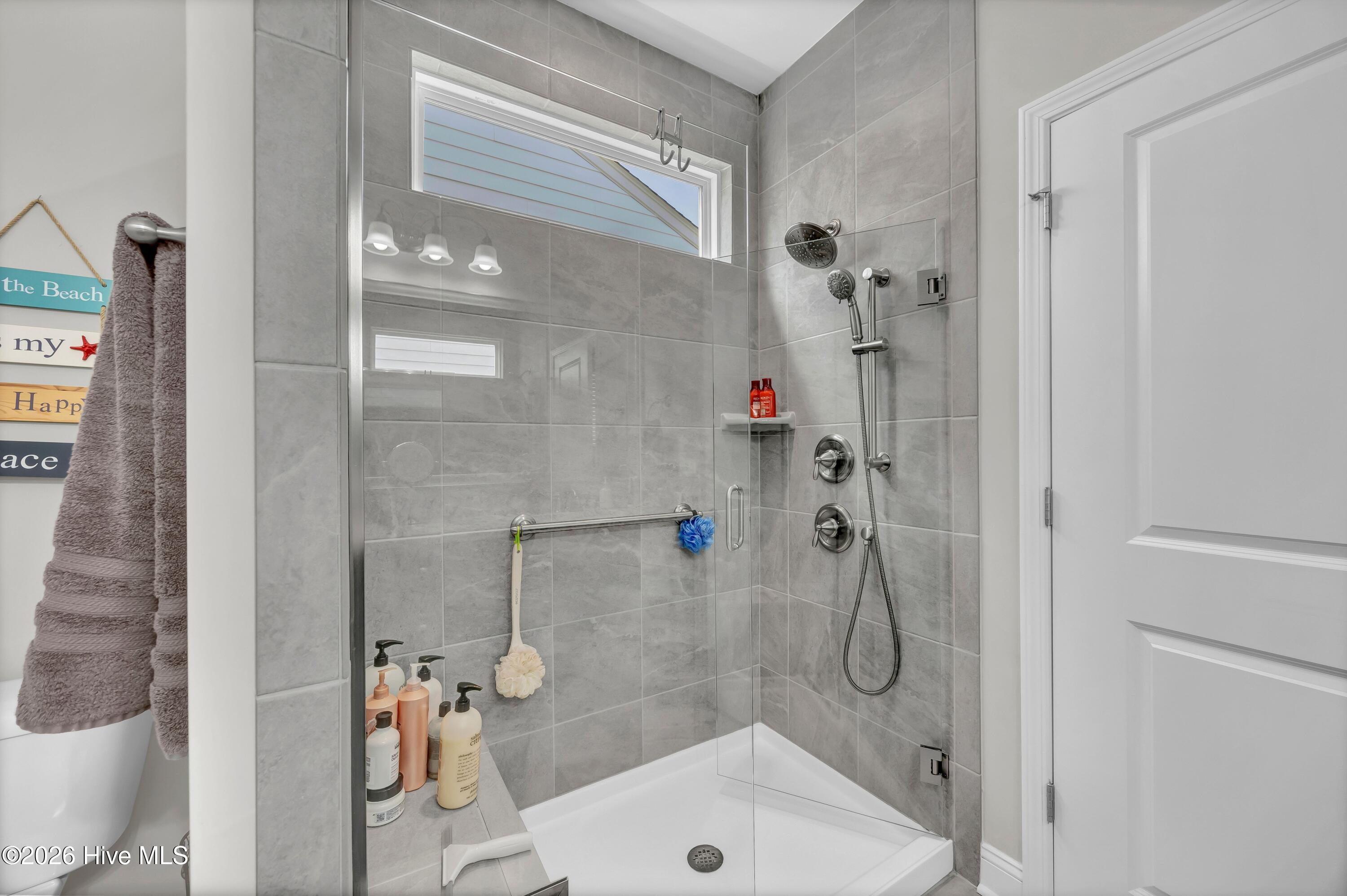 100561107 | Photo 15