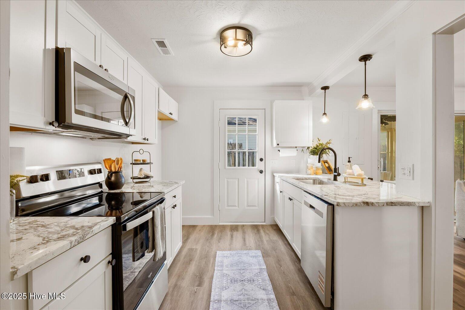 100554102 | Photo 18