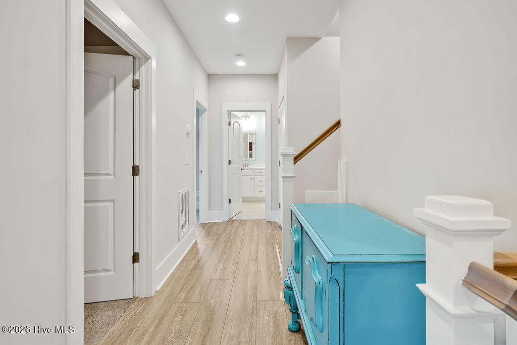 100561001 | Photo 21