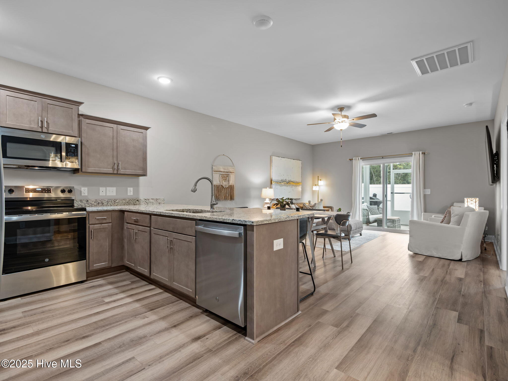 100546187 | Photo 21