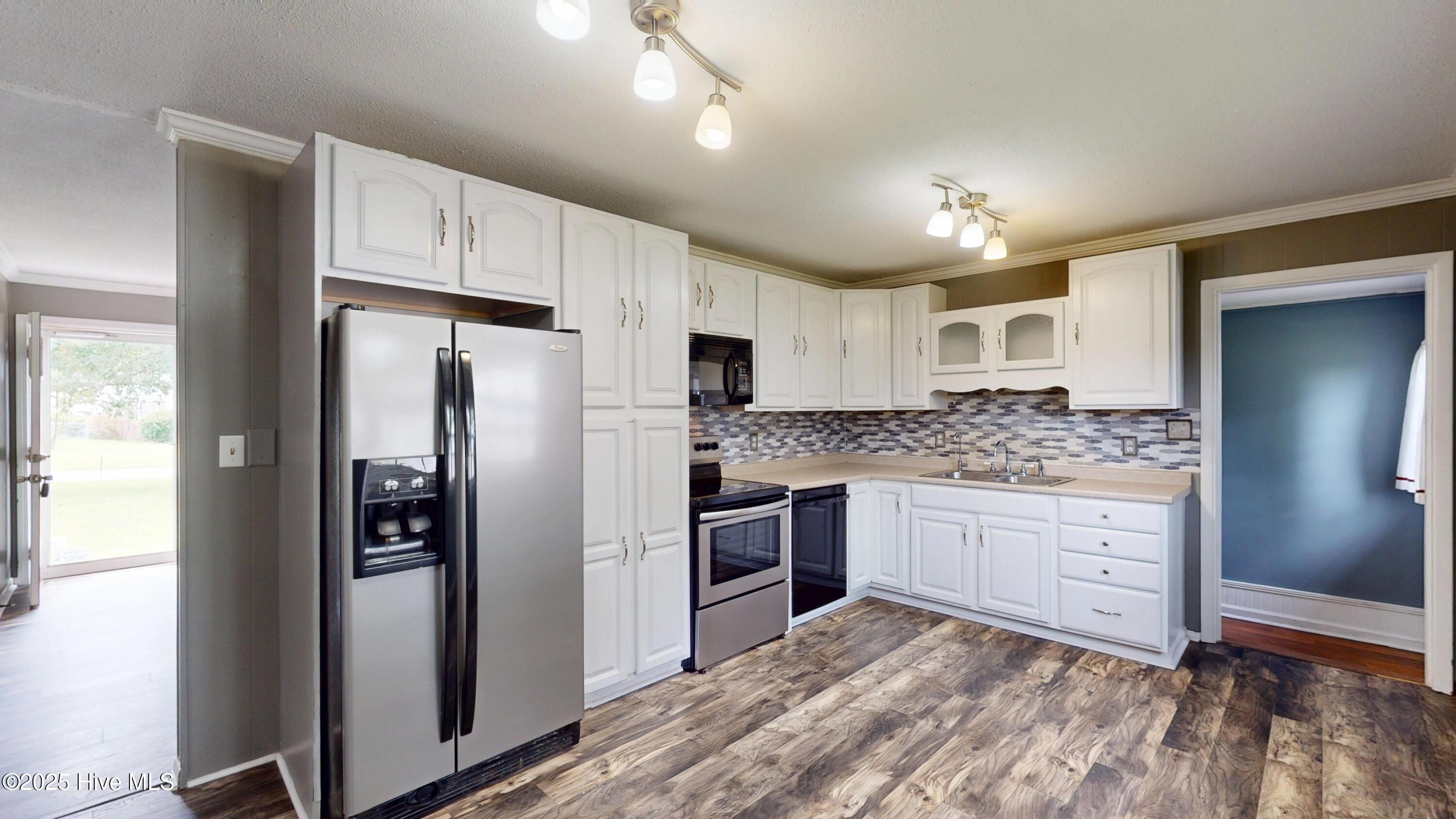 1023 Oak Drive, Jacksonville, NC 28546 – photo 9: Kitchen