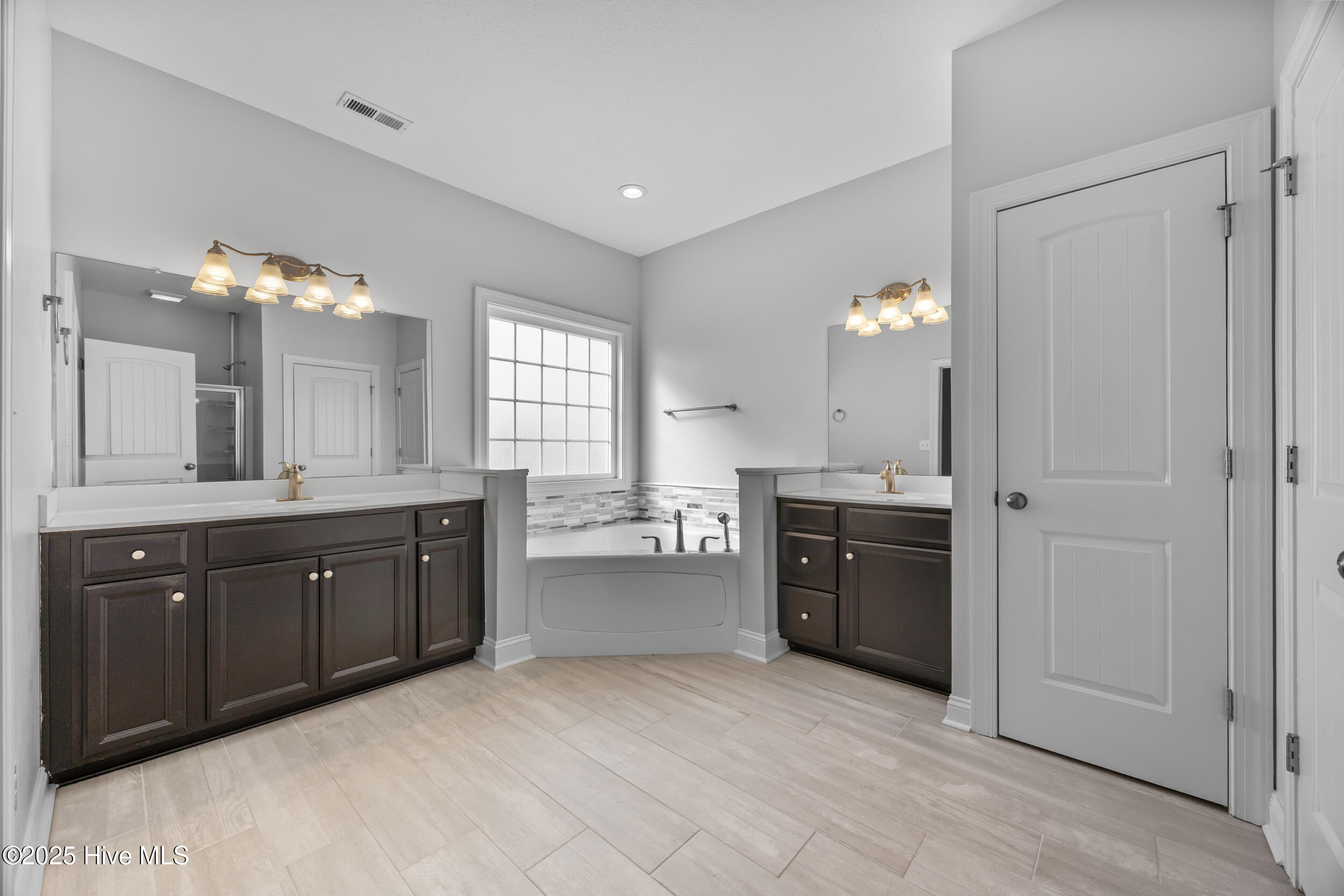 100542328 | Photo 25