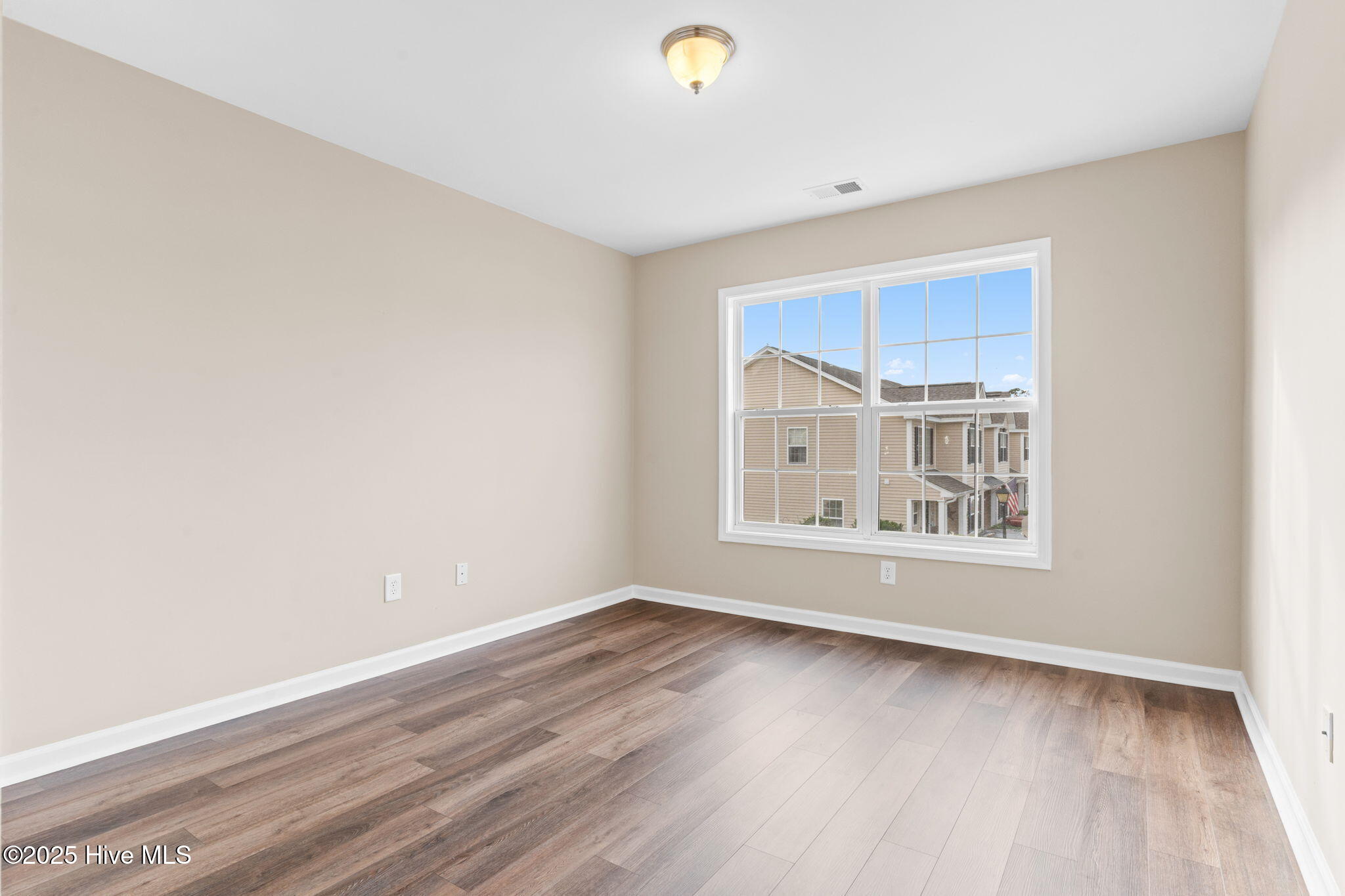 100542570 | Photo 49