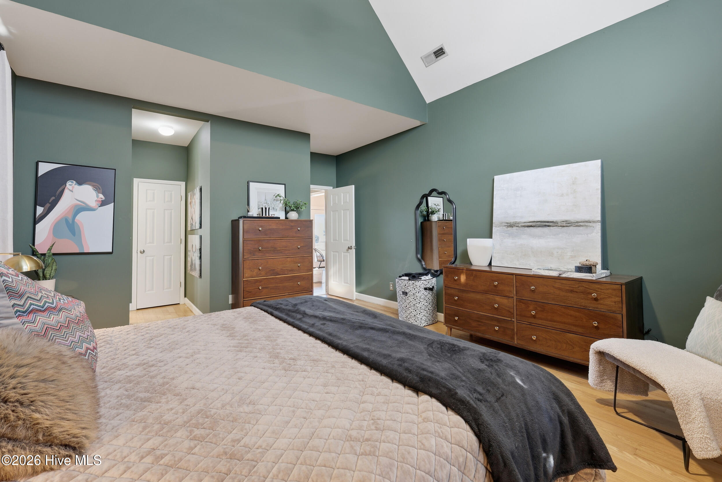 100554860 | Photo 19