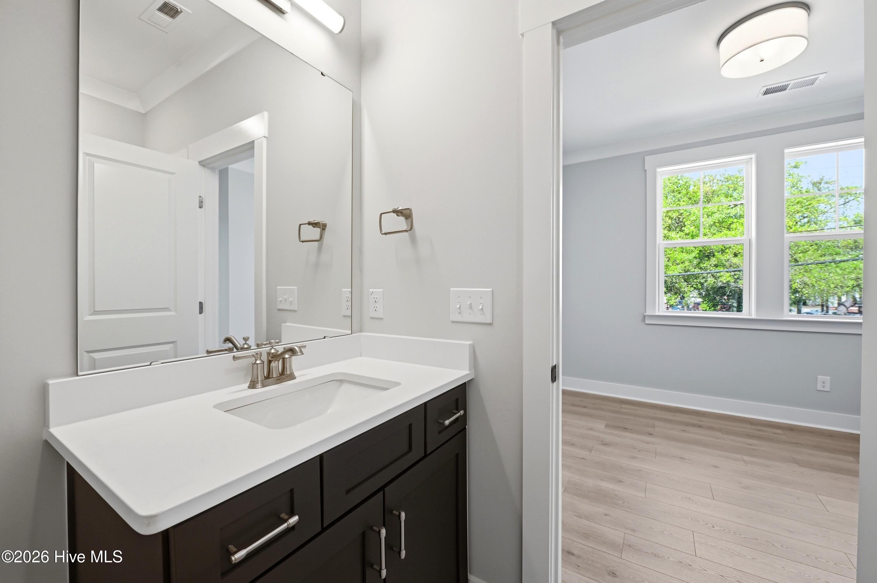 100566798 | Photo 30