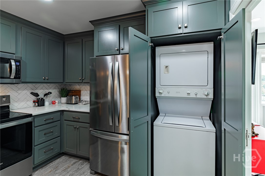 250 Broad Street W 811