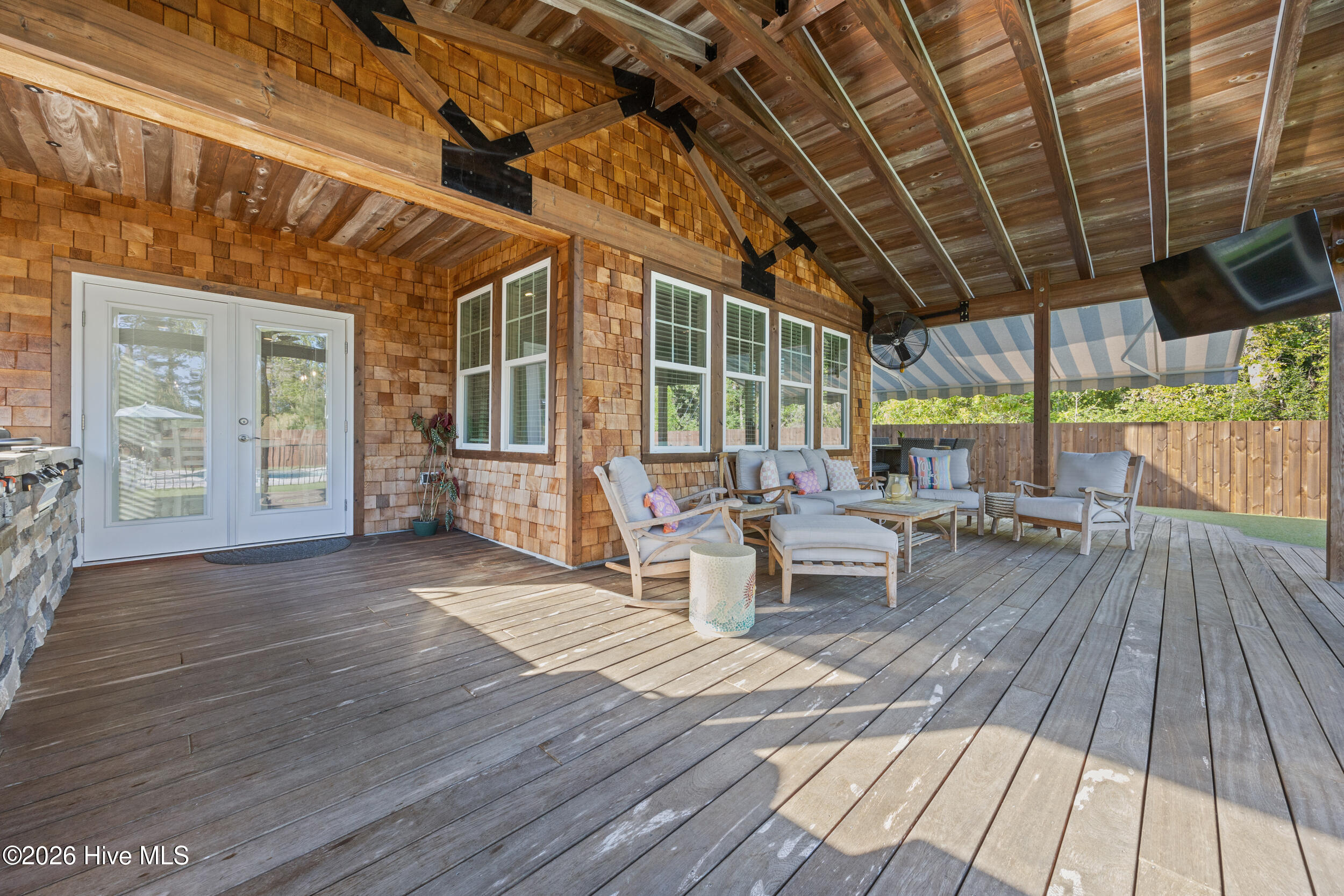 100566940 | Photo 61