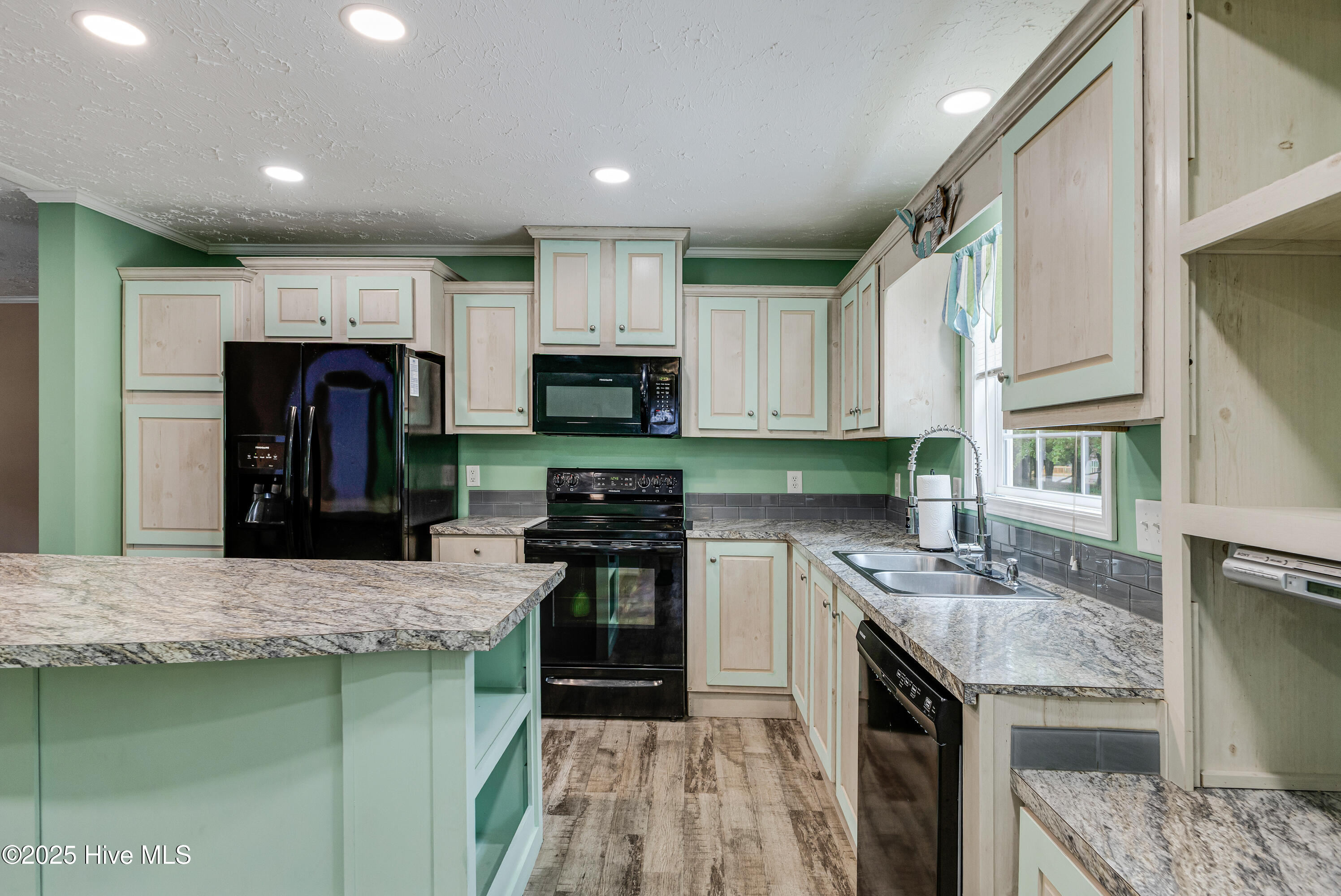 100508775 | Photo 14