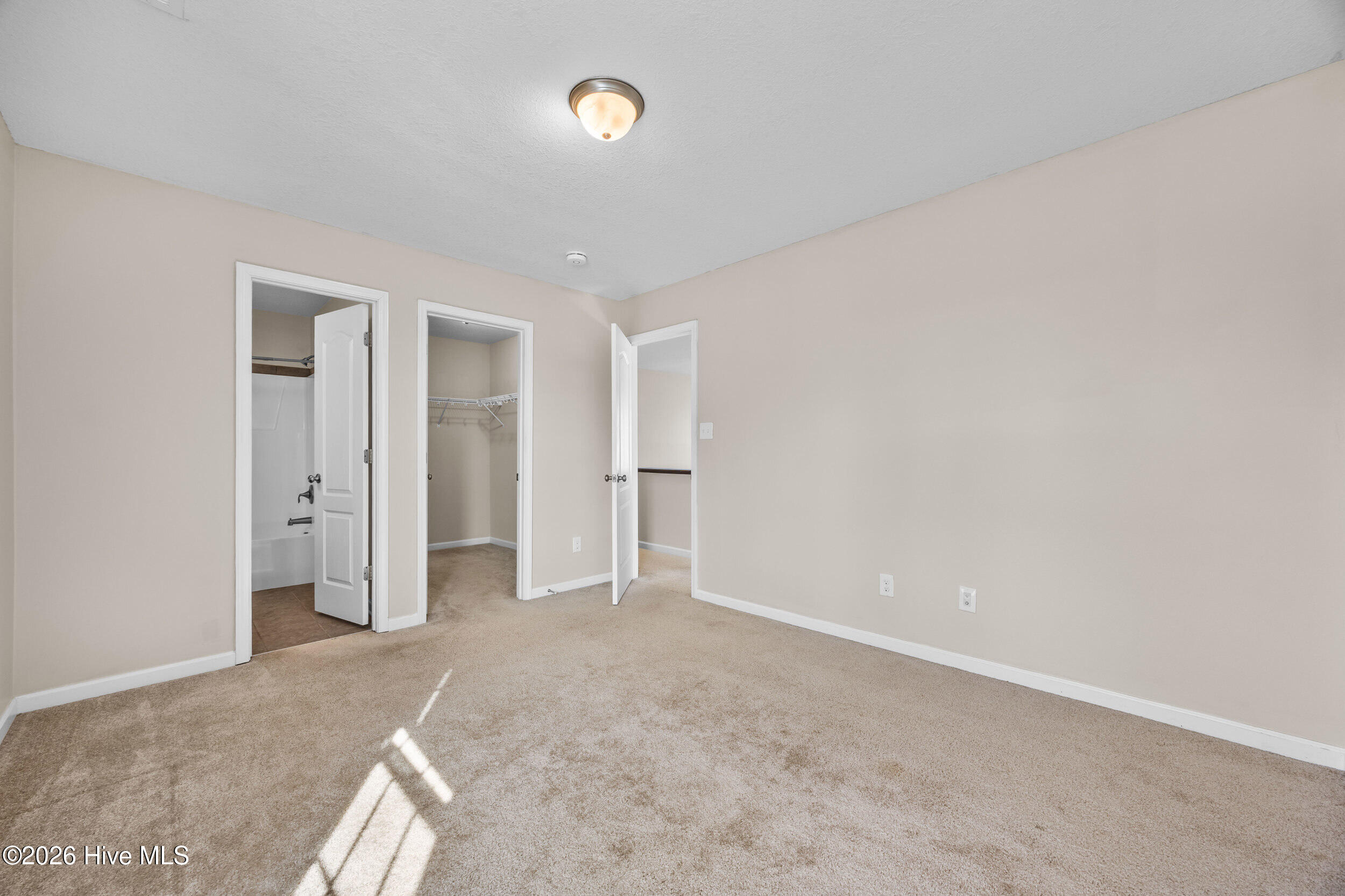 100548661 | Photo 40