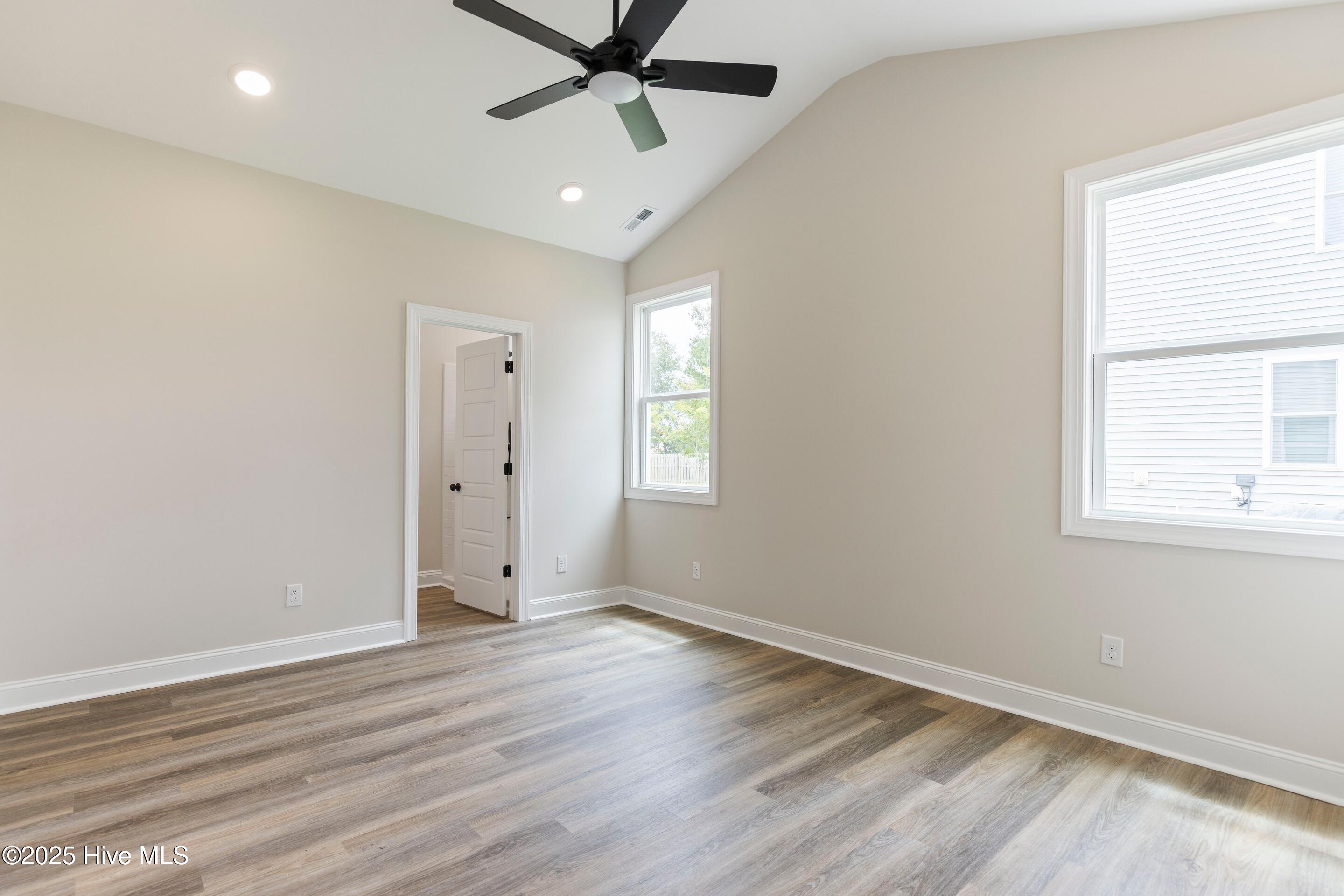 100545595 | Photo 26