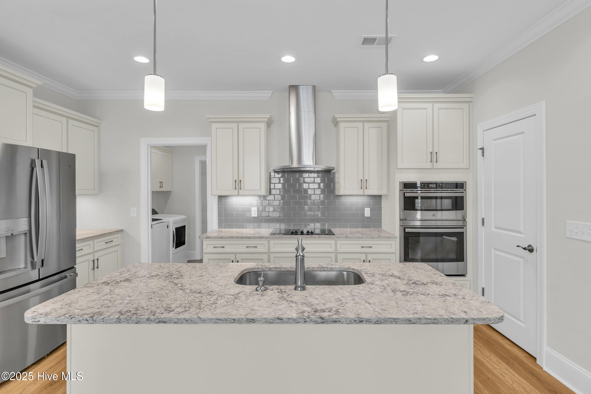 100532615 | Photo 15