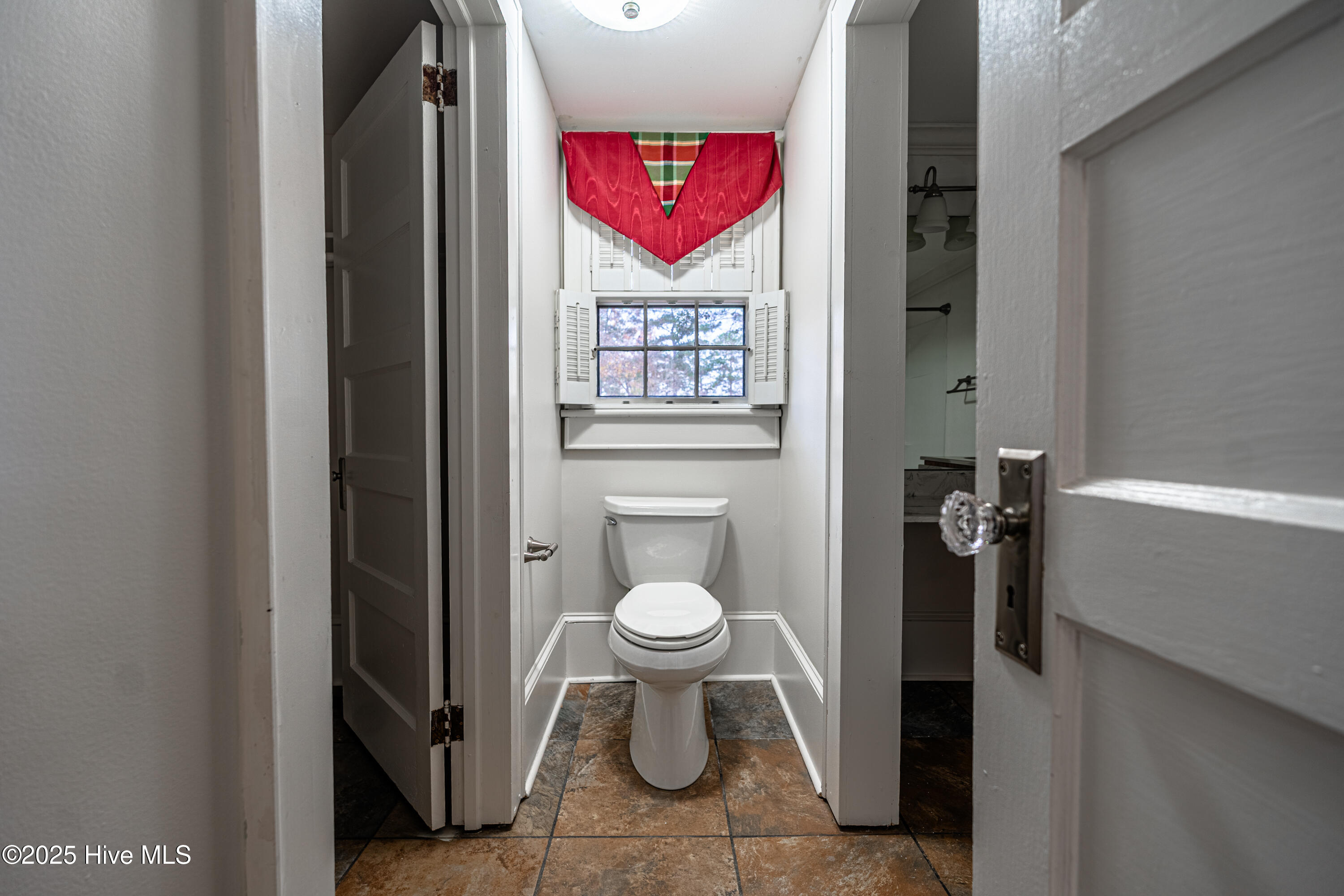 100543227 | Photo 40