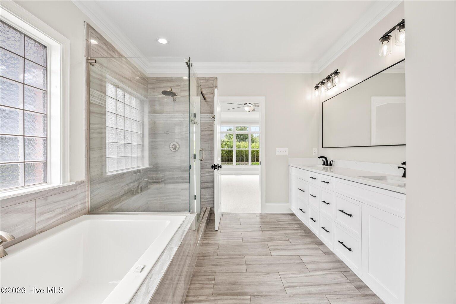 100560992 | Photo 22