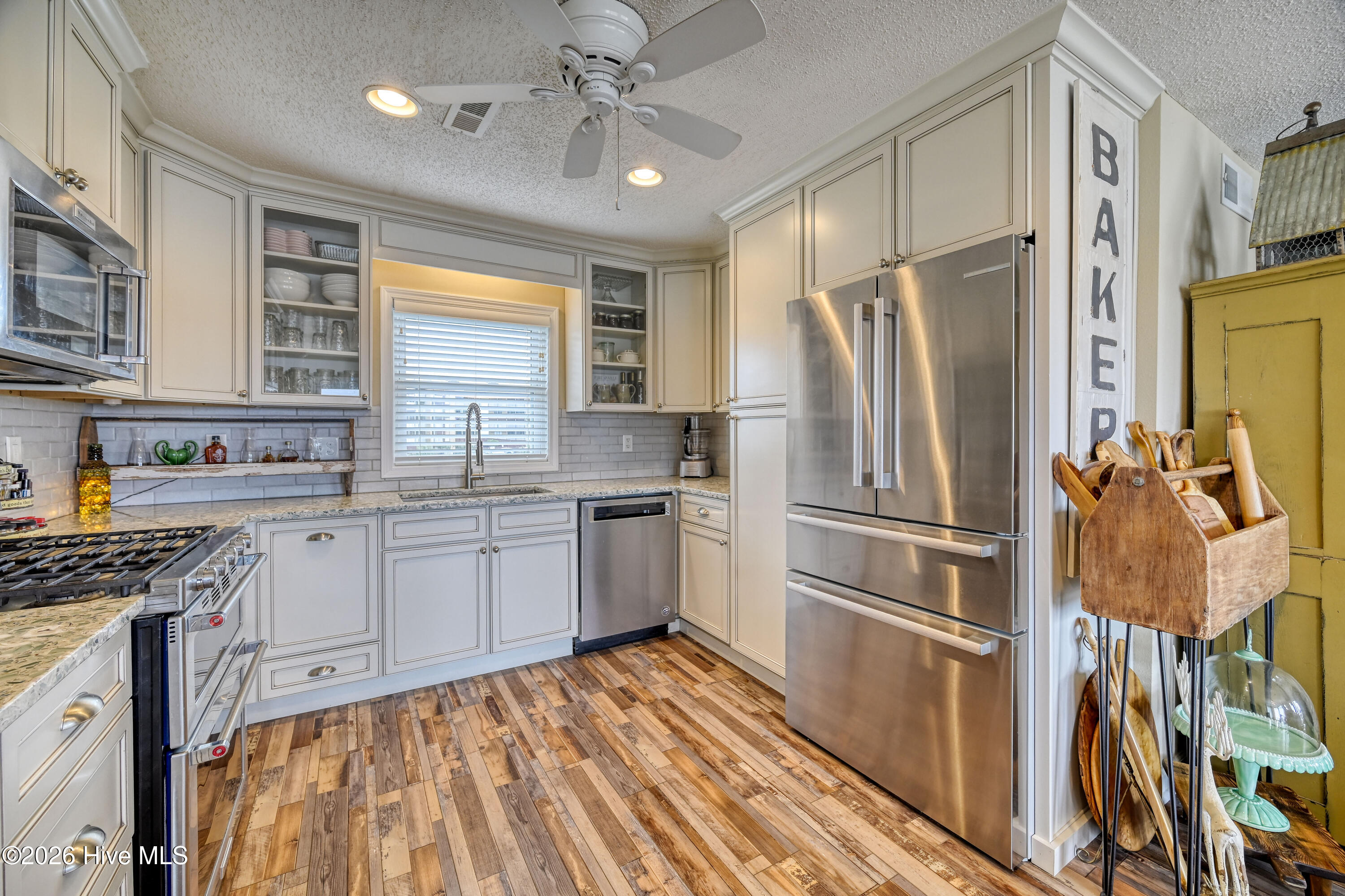 100558069 | Photo 24