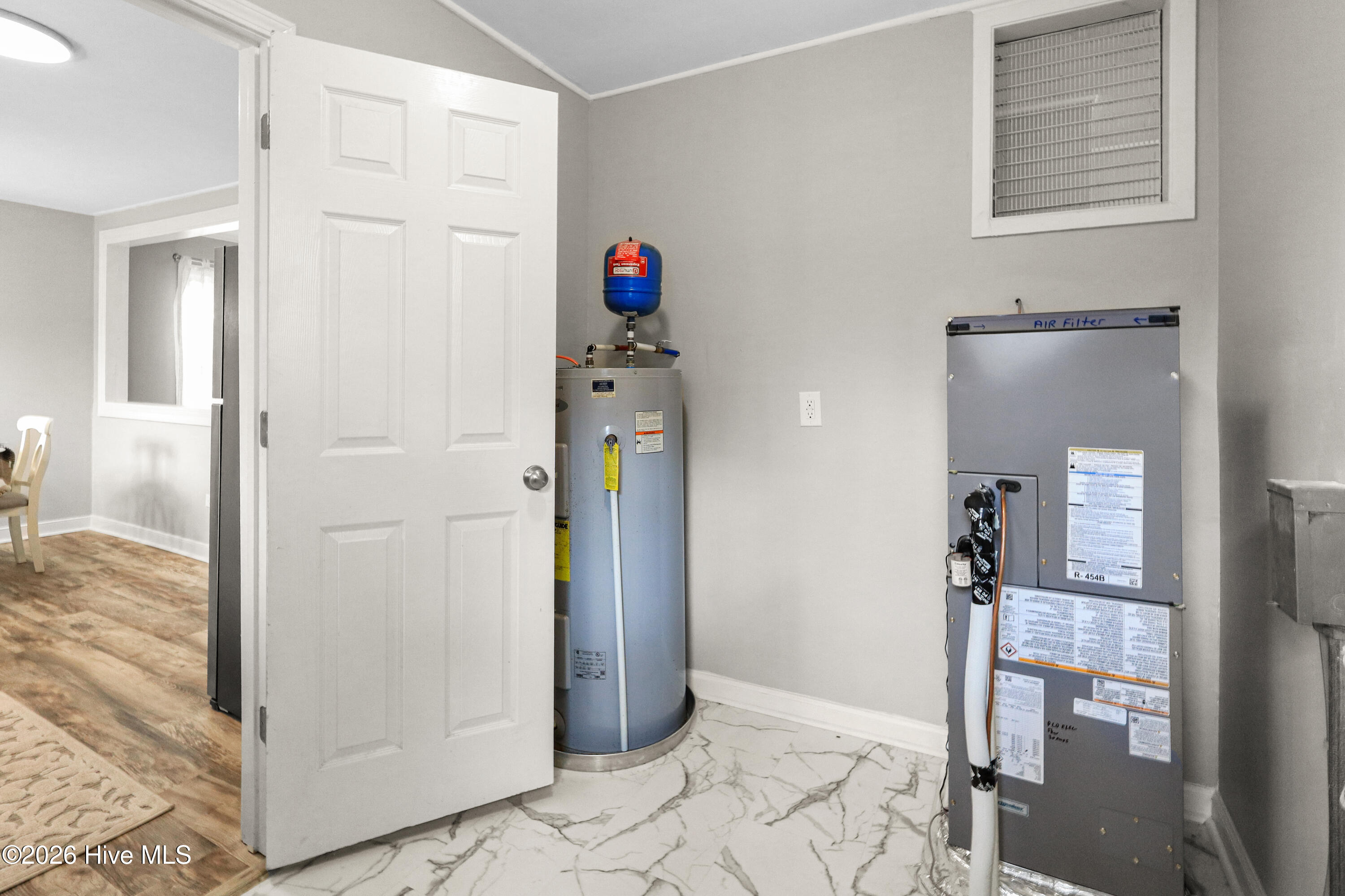 100560188 | Photo 14