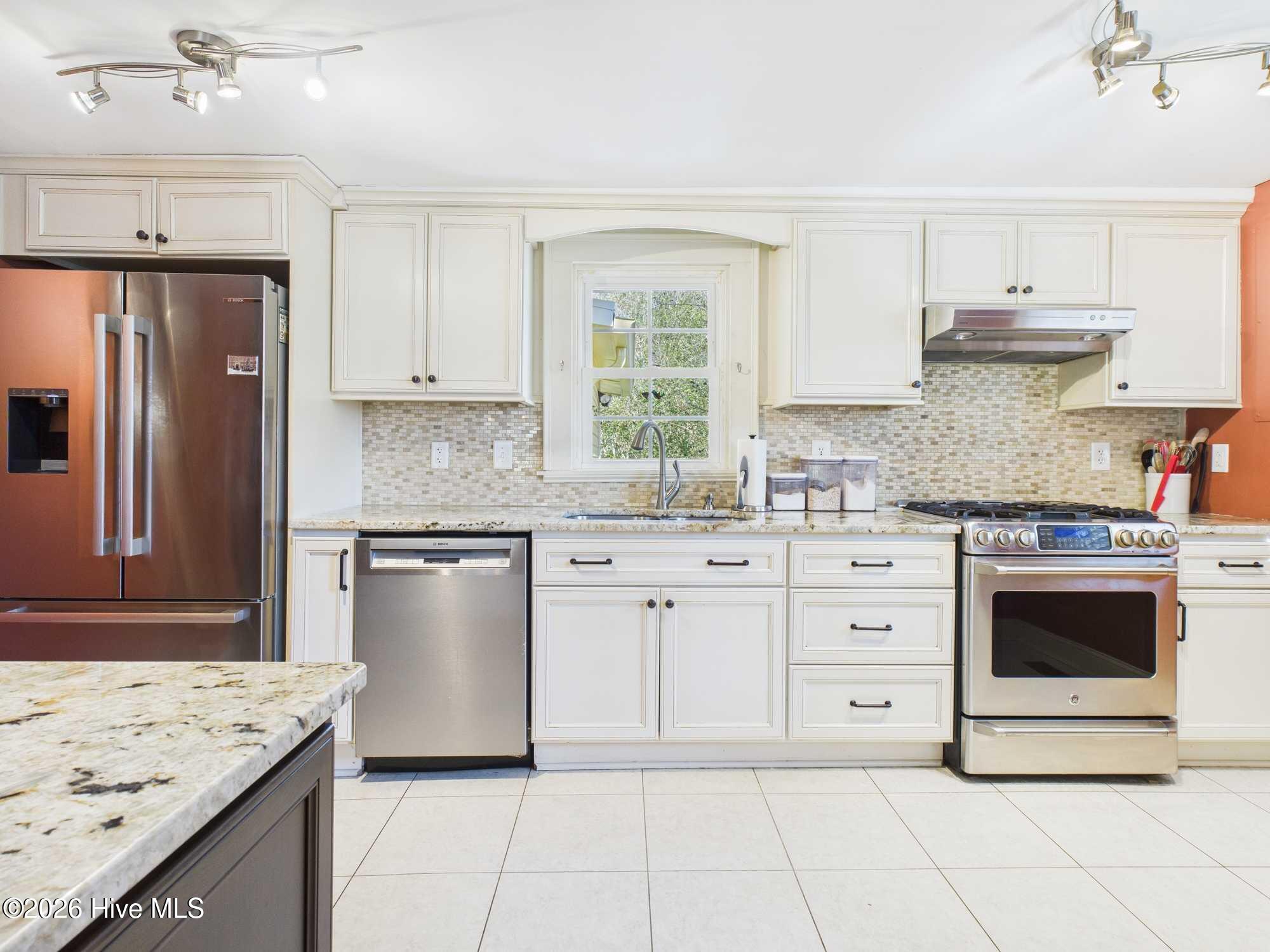 CAM04094G0-PR0071-STILL014