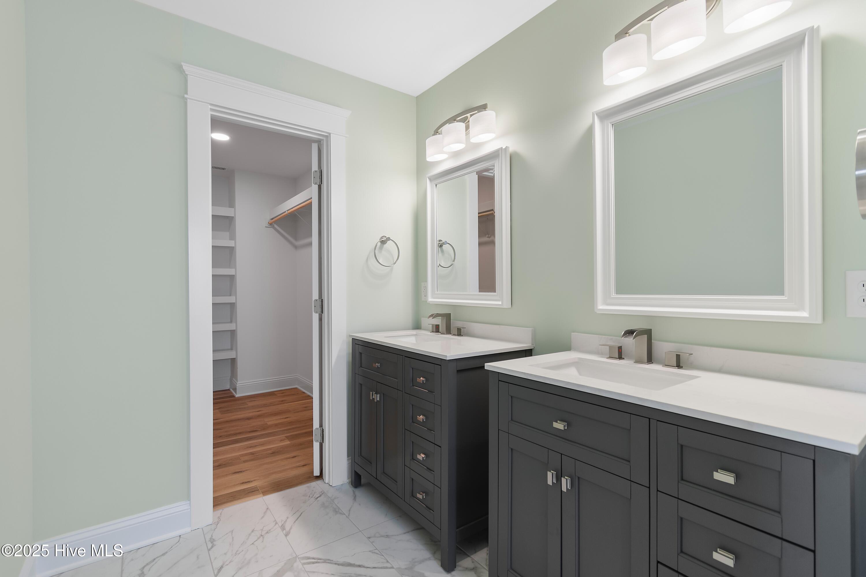 100549252 | Photo 42