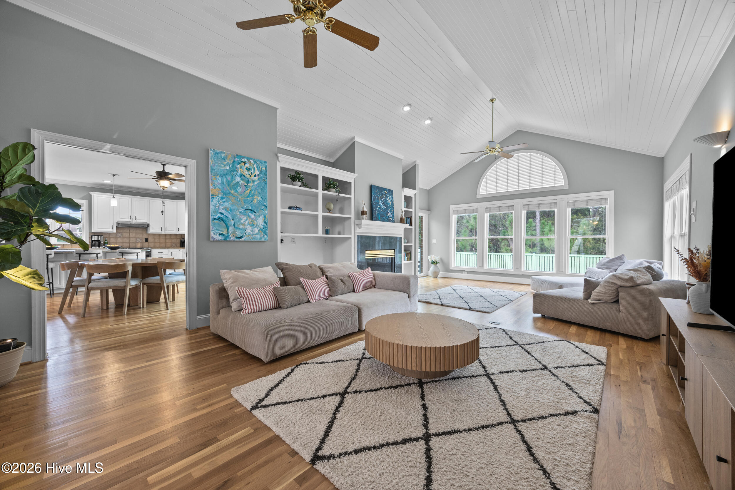 100555856 | Photo 14