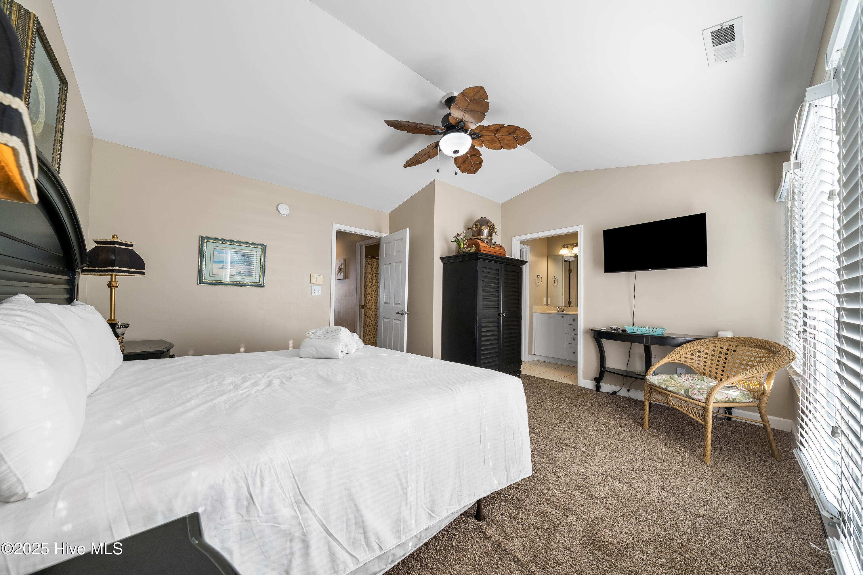 100532261 | Photo 47