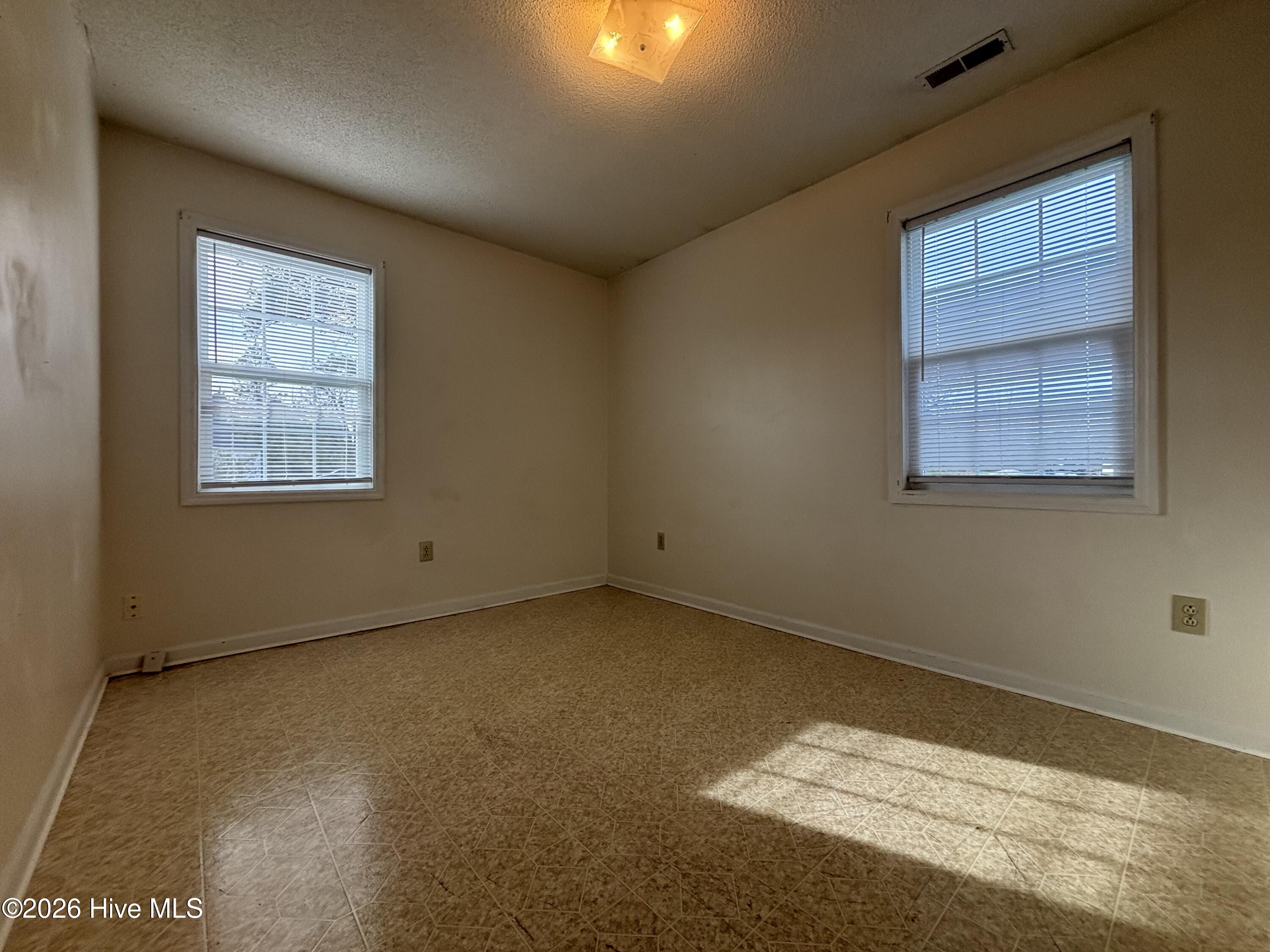 100561528 | Photo 13