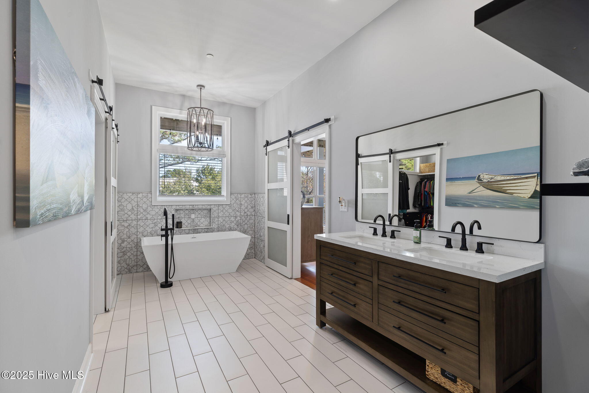 100548263 | Photo 40