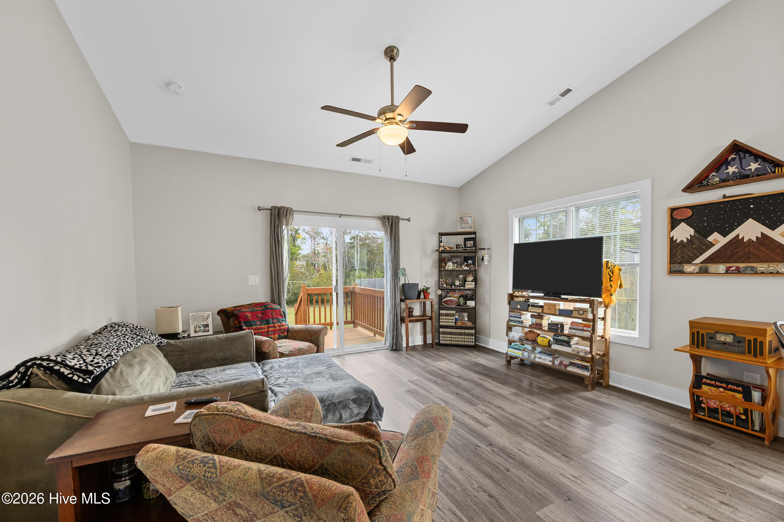 100564785 | Photo 15