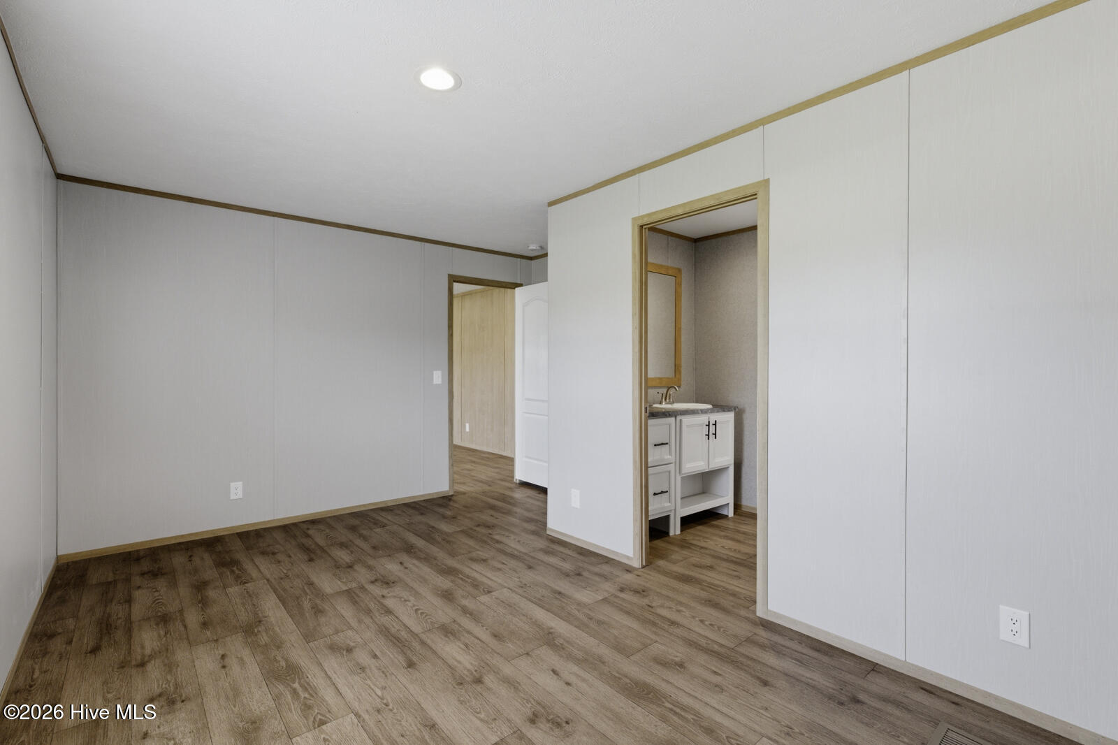 100565358 | Photo 24